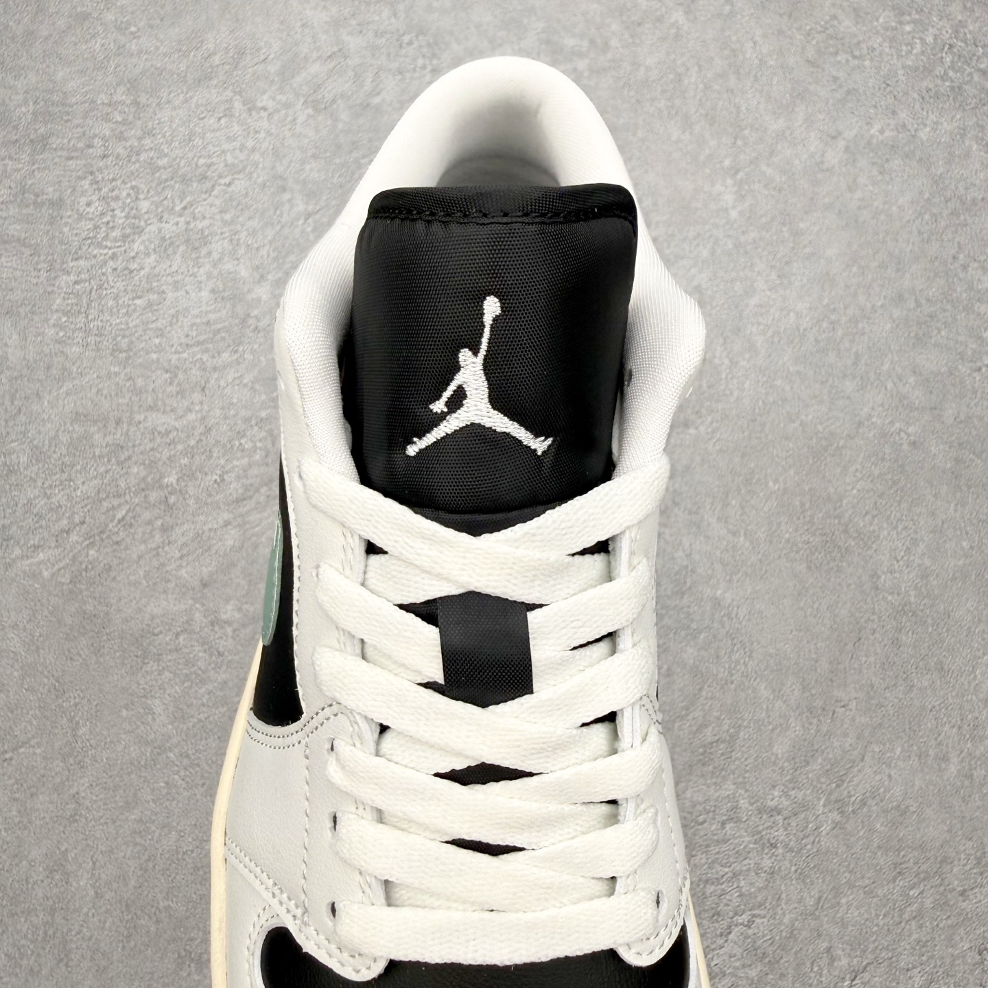 图片[5]-＃MG版 Air Jordan AJ1 Low 低帮系列 超性价比单品 平台直播间特供 百分百全新货品 零氧化发霉 给足利润空间操作 超乎所想的高性价比 原装楦头纸板开发 完美鞋型 超高清洁度 鞋型不臃肿别扭 原厂内置全掌气垫 A模大底 鞋舌AJ原厂专用牛津布 AJ专用反口珍珠布 原厂无杂质高弹内里海棉 特殊封边弹力鞋带 原鞋开模 拒绝公底 购置公司同步原材料 都有细节原汁原味 忠于原版 尺码：36 36.5 37.5 38 38.5 39 40 40.5 41 42 42.5 43 44 44.5 45 46-选品中心