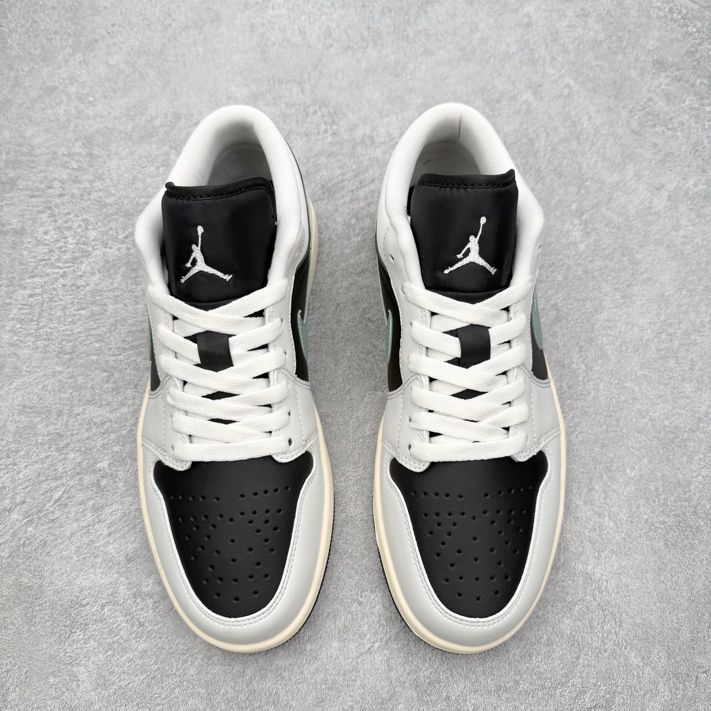 图片[2]-＃MG版 Air Jordan AJ1 Low 低帮系列 超性价比单品 平台直播间特供 百分百全新货品 零氧化发霉 给足利润空间操作 超乎所想的高性价比 原装楦头纸板开发 完美鞋型 超高清洁度 鞋型不臃肿别扭 原厂内置全掌气垫 A模大底 鞋舌AJ原厂专用牛津布 AJ专用反口珍珠布 原厂无杂质高弹内里海棉 特殊封边弹力鞋带 原鞋开模 拒绝公底 购置公司同步原材料 都有细节原汁原味 忠于原版 尺码：36 36.5 37.5 38 38.5 39 40 40.5 41 42 42.5 43 44 44.5 45 46-选品中心