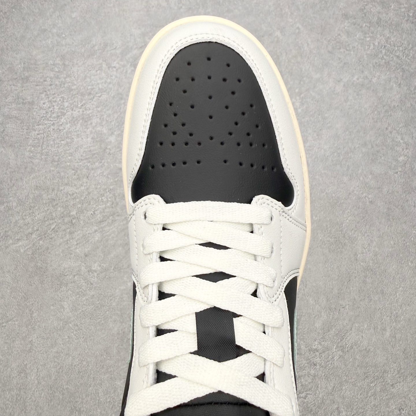 图片[4]-＃MG版 Air Jordan AJ1 Low 低帮系列 超性价比单品 平台直播间特供 百分百全新货品 零氧化发霉 给足利润空间操作 超乎所想的高性价比 原装楦头纸板开发 完美鞋型 超高清洁度 鞋型不臃肿别扭 原厂内置全掌气垫 A模大底 鞋舌AJ原厂专用牛津布 AJ专用反口珍珠布 原厂无杂质高弹内里海棉 特殊封边弹力鞋带 原鞋开模 拒绝公底 购置公司同步原材料 都有细节原汁原味 忠于原版 尺码：36 36.5 37.5 38 38.5 39 40 40.5 41 42 42.5 43 44 44.5 45 46-选品中心