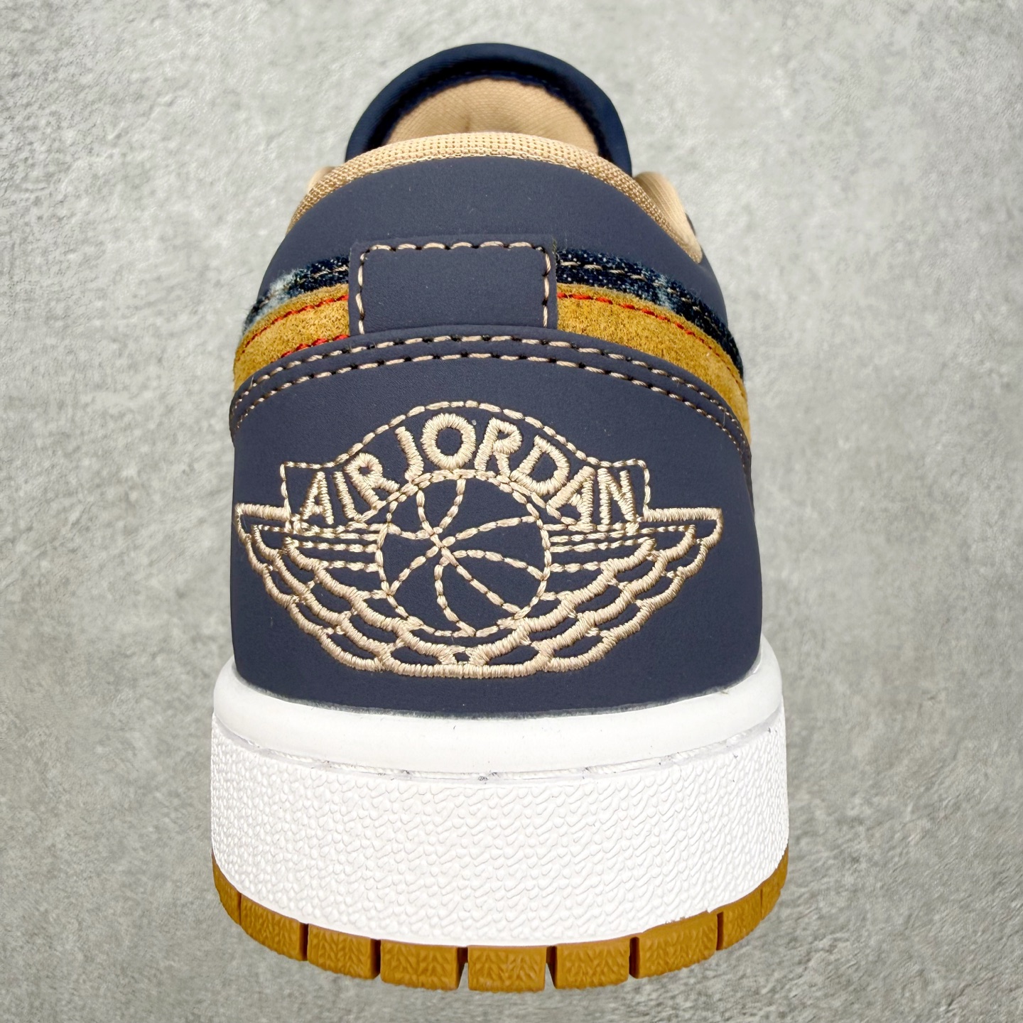 图片[8]-＃MG版 Air Jordan AJ1 Low 低帮系列 超性价比单品 平台直播间特供 百分百全新货品 零氧化发霉 给足利润空间操作 超乎所想的高性价比 原装楦头纸板开发 完美鞋型 超高清洁度 鞋型不臃肿别扭 原厂内置全掌气垫 A模大底 鞋舌AJ原厂专用牛津布 AJ专用反口珍珠布 原厂无杂质高弹内里海棉 特殊封边弹力鞋带 原鞋开模 拒绝公底 购置公司同步原材料 都有细节原汁原味 忠于原版 尺码：36 36.5 37.5 38 38.5 39 40 40.5 41 42 42.5 43 44 44.5 45 46-选品中心