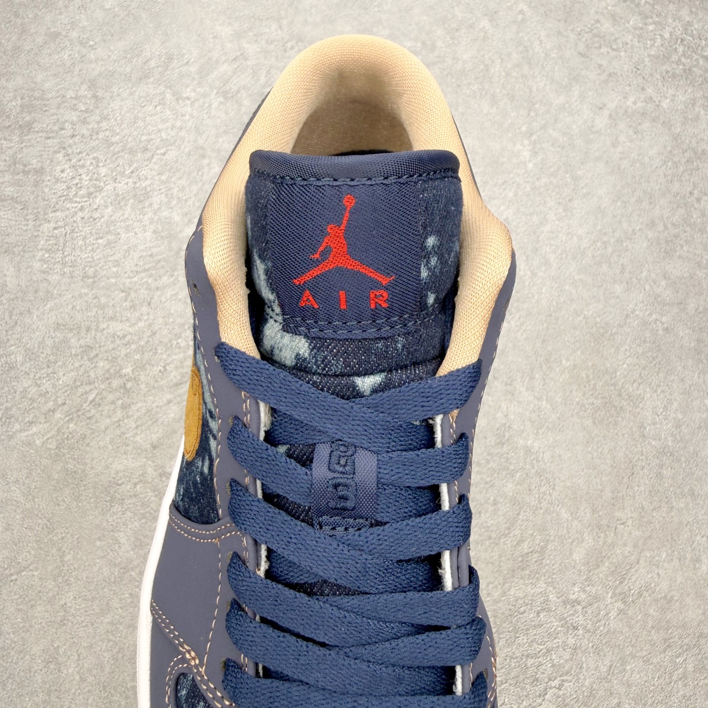 图片[5]-＃MG版 Air Jordan AJ1 Low 低帮系列 超性价比单品 平台直播间特供 百分百全新货品 零氧化发霉 给足利润空间操作 超乎所想的高性价比 原装楦头纸板开发 完美鞋型 超高清洁度 鞋型不臃肿别扭 原厂内置全掌气垫 A模大底 鞋舌AJ原厂专用牛津布 AJ专用反口珍珠布 原厂无杂质高弹内里海棉 特殊封边弹力鞋带 原鞋开模 拒绝公底 购置公司同步原材料 都有细节原汁原味 忠于原版 尺码：36 36.5 37.5 38 38.5 39 40 40.5 41 42 42.5 43 44 44.5 45 46-选品中心