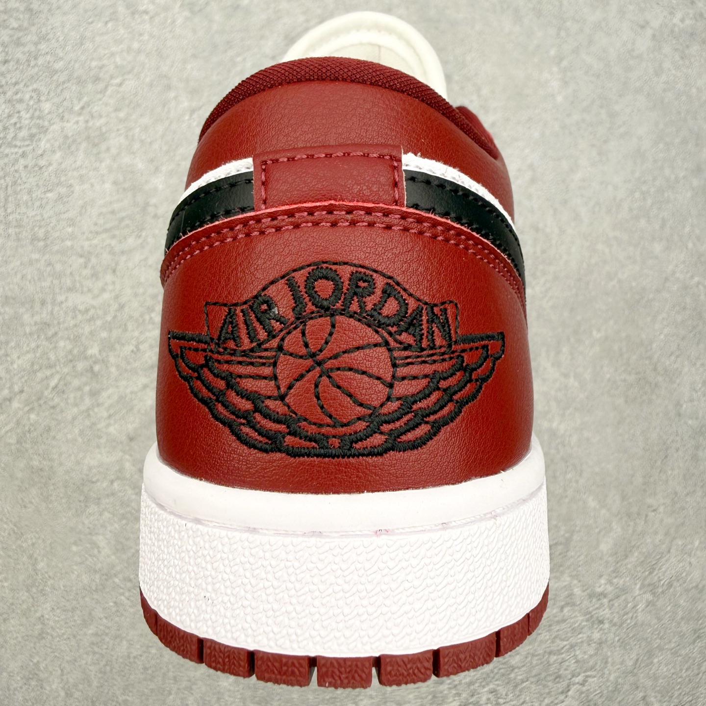图片[8]-＃MG版 Air Jordan AJ1 Low 低帮系列 超性价比单品 平台直播间特供 百分百全新货品 零氧化发霉 给足利润空间操作 超乎所想的高性价比 原装楦头纸板开发 完美鞋型 超高清洁度 鞋型不臃肿别扭 原厂内置全掌气垫 A模大底 鞋舌AJ原厂专用牛津布 AJ专用反口珍珠布 原厂无杂质高弹内里海棉 特殊封边弹力鞋带 原鞋开模 拒绝公底 购置公司同步原材料 都有细节原汁原味 忠于原版 尺码：36 36.5 37.5 38 38.5 39 40 40.5 41 42 42.5 43 44 44.5 45 46-选品中心