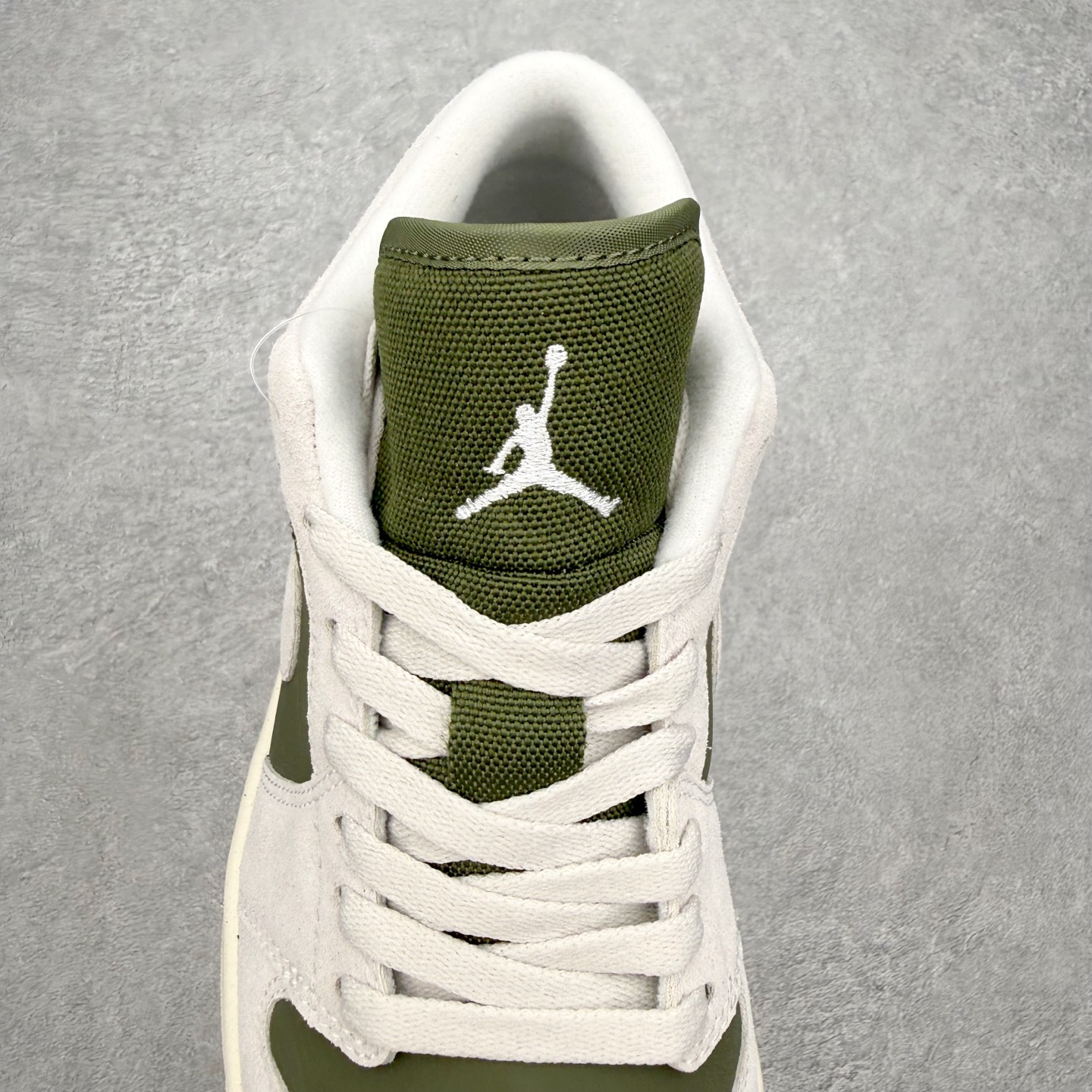 图片[5]-＃MG版 Air Jordan AJ1 Low 低帮系列 超性价比单品 平台直播间特供 百分百全新货品 零氧化发霉 给足利润空间操作 超乎所想的高性价比 原装楦头纸板开发 完美鞋型 超高清洁度 鞋型不臃肿别扭 原厂内置全掌气垫 A模大底 鞋舌AJ原厂专用牛津布 AJ专用反口珍珠布 原厂无杂质高弹内里海棉 特殊封边弹力鞋带 原鞋开模 拒绝公底 购置公司同步原材料 都有细节原汁原味 忠于原版 尺码：36 36.5 37.5 38 38.5 39 40 40.5 41 42 42.5 43 44 44.5 45 46-选品中心
