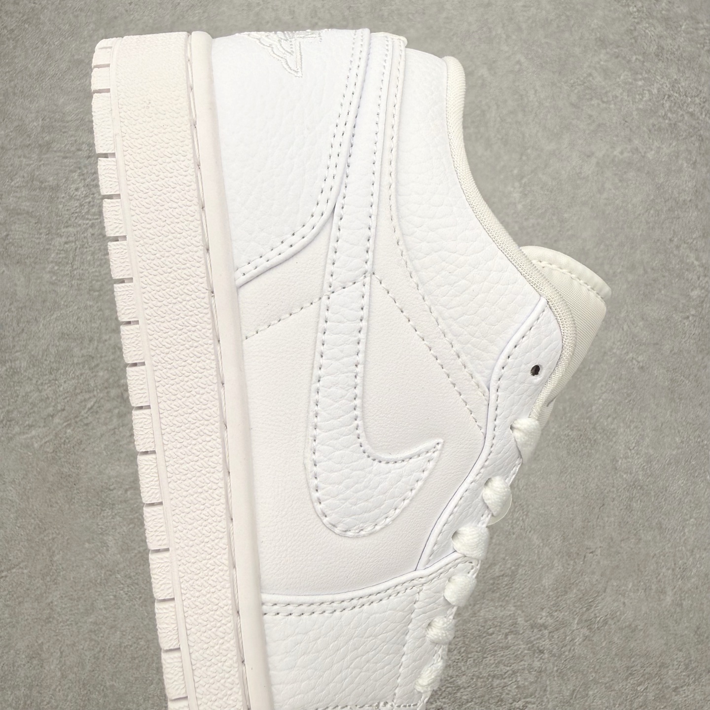 图片[6]-＃MG版 Air Jordan AJ1 Low 低帮系列 超性价比单品 平台直播间特供 百分百全新货品 零氧化发霉 给足利润空间操作 超乎所想的高性价比 原装楦头纸板开发 完美鞋型 超高清洁度 鞋型不臃肿别扭 原厂内置全掌气垫 A模大底 鞋舌AJ原厂专用牛津布 AJ专用反口珍珠布 原厂无杂质高弹内里海棉 特殊封边弹力鞋带 原鞋开模 拒绝公底 购置公司同步原材料 都有细节原汁原味 忠于原版 尺码：36 36.5 37.5 38 38.5 39 40 40.5 41 42 42.5 43 44 44.5 45 46-选品中心