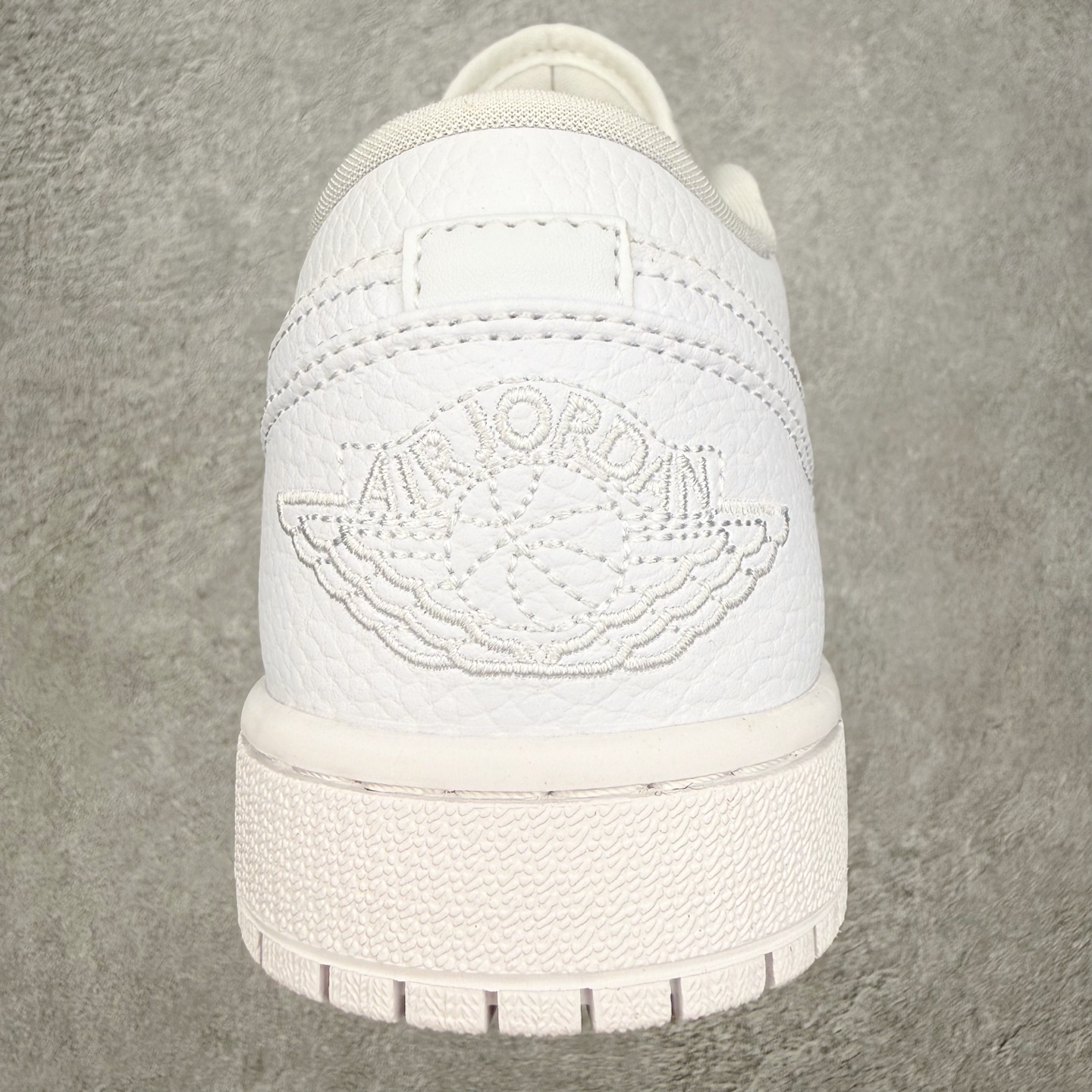 图片[8]-＃MG版 Air Jordan AJ1 Low 低帮系列 超性价比单品 平台直播间特供 百分百全新货品 零氧化发霉 给足利润空间操作 超乎所想的高性价比 原装楦头纸板开发 完美鞋型 超高清洁度 鞋型不臃肿别扭 原厂内置全掌气垫 A模大底 鞋舌AJ原厂专用牛津布 AJ专用反口珍珠布 原厂无杂质高弹内里海棉 特殊封边弹力鞋带 原鞋开模 拒绝公底 购置公司同步原材料 都有细节原汁原味 忠于原版 尺码：36 36.5 37.5 38 38.5 39 40 40.5 41 42 42.5 43 44 44.5 45 46-选品中心