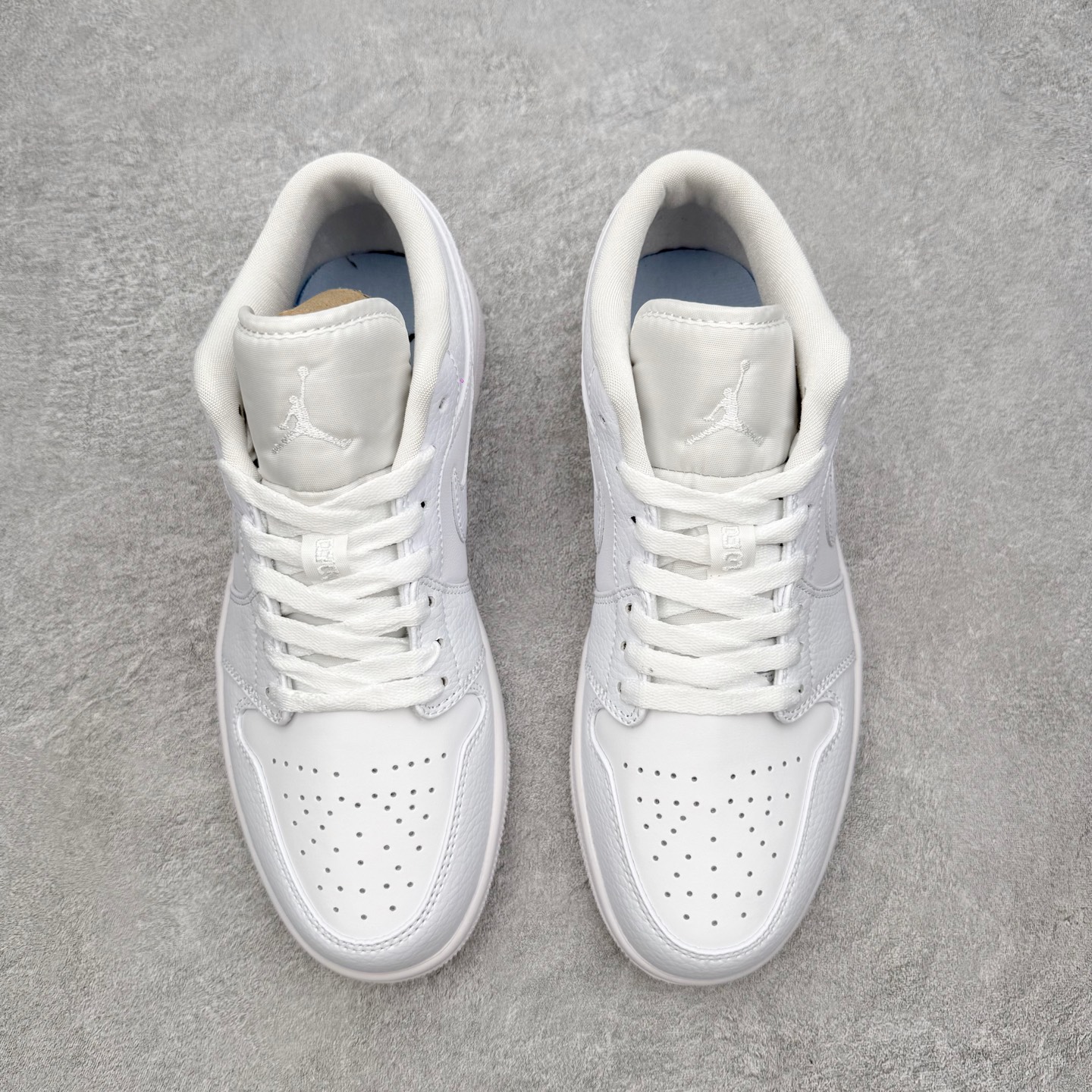 图片[2]-＃MG版 Air Jordan AJ1 Low 低帮系列 超性价比单品 平台直播间特供 百分百全新货品 零氧化发霉 给足利润空间操作 超乎所想的高性价比 原装楦头纸板开发 完美鞋型 超高清洁度 鞋型不臃肿别扭 原厂内置全掌气垫 A模大底 鞋舌AJ原厂专用牛津布 AJ专用反口珍珠布 原厂无杂质高弹内里海棉 特殊封边弹力鞋带 原鞋开模 拒绝公底 购置公司同步原材料 都有细节原汁原味 忠于原版 尺码：36 36.5 37.5 38 38.5 39 40 40.5 41 42 42.5 43 44 44.5 45 46-选品中心