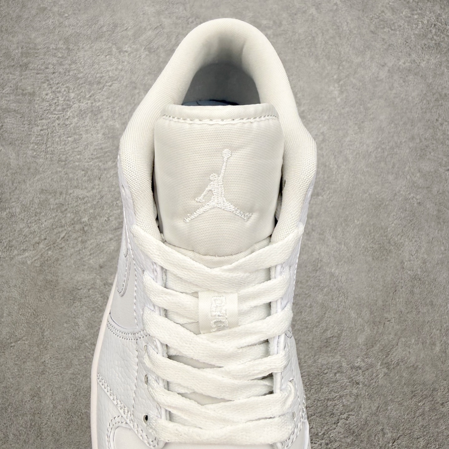 图片[5]-＃MG版 Air Jordan AJ1 Low 低帮系列 超性价比单品 平台直播间特供 百分百全新货品 零氧化发霉 给足利润空间操作 超乎所想的高性价比 原装楦头纸板开发 完美鞋型 超高清洁度 鞋型不臃肿别扭 原厂内置全掌气垫 A模大底 鞋舌AJ原厂专用牛津布 AJ专用反口珍珠布 原厂无杂质高弹内里海棉 特殊封边弹力鞋带 原鞋开模 拒绝公底 购置公司同步原材料 都有细节原汁原味 忠于原版 尺码：36 36.5 37.5 38 38.5 39 40 40.5 41 42 42.5 43 44 44.5 45 46-选品中心