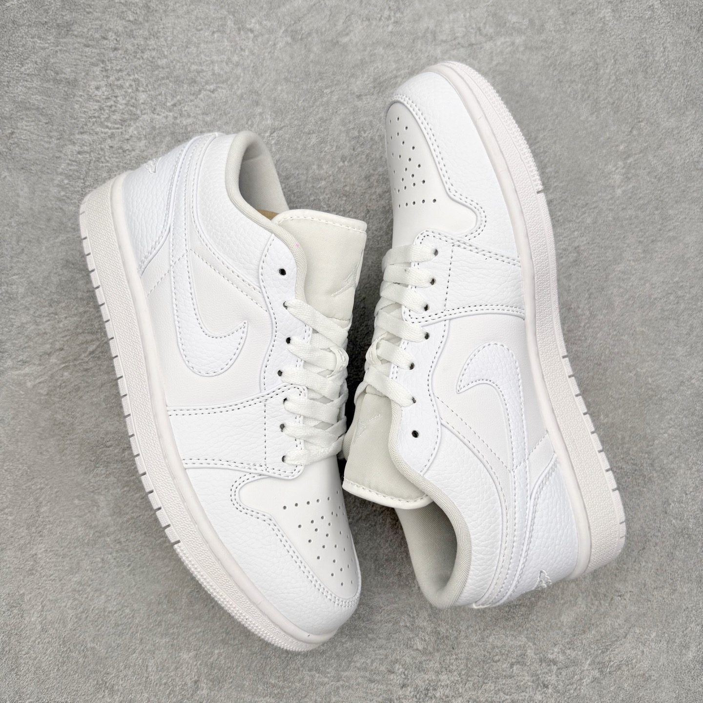 图片[3]-＃MG版 Air Jordan AJ1 Low 低帮系列 超性价比单品 平台直播间特供 百分百全新货品 零氧化发霉 给足利润空间操作 超乎所想的高性价比 原装楦头纸板开发 完美鞋型 超高清洁度 鞋型不臃肿别扭 原厂内置全掌气垫 A模大底 鞋舌AJ原厂专用牛津布 AJ专用反口珍珠布 原厂无杂质高弹内里海棉 特殊封边弹力鞋带 原鞋开模 拒绝公底 购置公司同步原材料 都有细节原汁原味 忠于原版 尺码：36 36.5 37.5 38 38.5 39 40 40.5 41 42 42.5 43 44 44.5 45 46-选品中心
