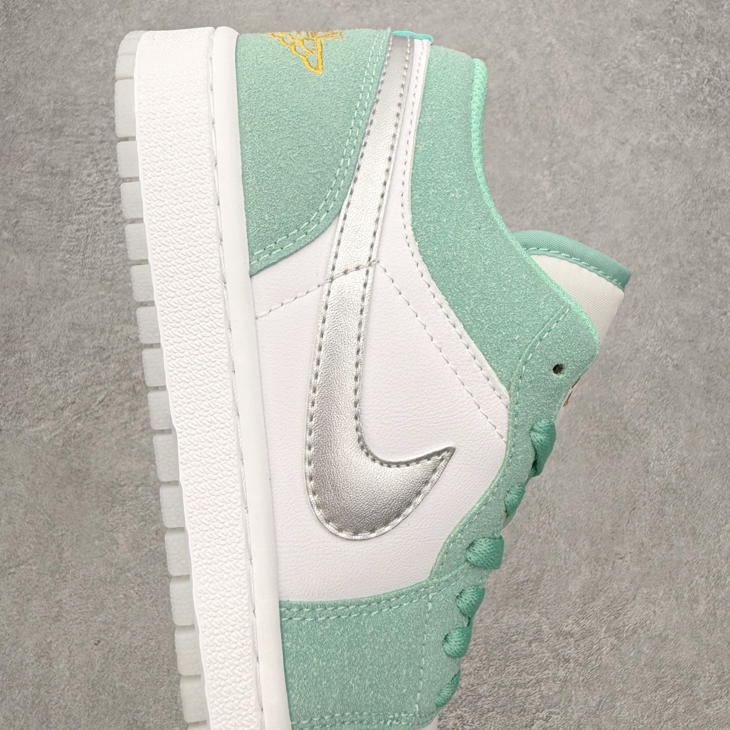 图片[6]-＃MG版 Air Jordan AJ1 Low 低帮系列 超性价比单品 平台直播间特供 百分百全新货品 零氧化发霉 给足利润空间操作 超乎所想的高性价比 原装楦头纸板开发 完美鞋型 超高清洁度 鞋型不臃肿别扭 原厂内置全掌气垫 A模大底 鞋舌AJ原厂专用牛津布 AJ专用反口珍珠布 原厂无杂质高弹内里海棉 特殊封边弹力鞋带 原鞋开模 拒绝公底 购置公司同步原材料 都有细节原汁原味 忠于原版 尺码：36 36.5 37.5 38 38.5 39 40 40.5 41 42 42.5 43 44 44.5 45 46-选品中心