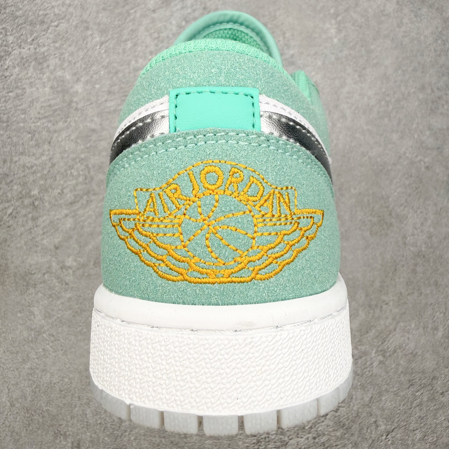 图片[8]-＃MG版 Air Jordan AJ1 Low 低帮系列 超性价比单品 平台直播间特供 百分百全新货品 零氧化发霉 给足利润空间操作 超乎所想的高性价比 原装楦头纸板开发 完美鞋型 超高清洁度 鞋型不臃肿别扭 原厂内置全掌气垫 A模大底 鞋舌AJ原厂专用牛津布 AJ专用反口珍珠布 原厂无杂质高弹内里海棉 特殊封边弹力鞋带 原鞋开模 拒绝公底 购置公司同步原材料 都有细节原汁原味 忠于原版 尺码：36 36.5 37.5 38 38.5 39 40 40.5 41 42 42.5 43 44 44.5 45 46-选品中心