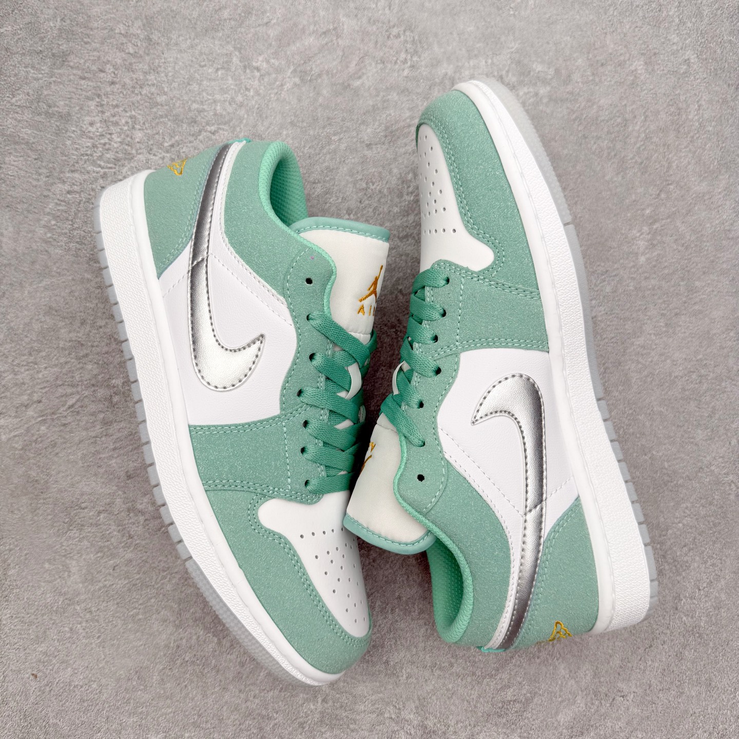 图片[3]-＃MG版 Air Jordan AJ1 Low 低帮系列 超性价比单品 平台直播间特供 百分百全新货品 零氧化发霉 给足利润空间操作 超乎所想的高性价比 原装楦头纸板开发 完美鞋型 超高清洁度 鞋型不臃肿别扭 原厂内置全掌气垫 A模大底 鞋舌AJ原厂专用牛津布 AJ专用反口珍珠布 原厂无杂质高弹内里海棉 特殊封边弹力鞋带 原鞋开模 拒绝公底 购置公司同步原材料 都有细节原汁原味 忠于原版 尺码：36 36.5 37.5 38 38.5 39 40 40.5 41 42 42.5 43 44 44.5 45 46-选品中心