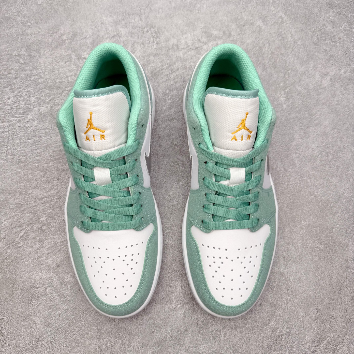 图片[2]-＃MG版 Air Jordan AJ1 Low 低帮系列 超性价比单品 平台直播间特供 百分百全新货品 零氧化发霉 给足利润空间操作 超乎所想的高性价比 原装楦头纸板开发 完美鞋型 超高清洁度 鞋型不臃肿别扭 原厂内置全掌气垫 A模大底 鞋舌AJ原厂专用牛津布 AJ专用反口珍珠布 原厂无杂质高弹内里海棉 特殊封边弹力鞋带 原鞋开模 拒绝公底 购置公司同步原材料 都有细节原汁原味 忠于原版 尺码：36 36.5 37.5 38 38.5 39 40 40.5 41 42 42.5 43 44 44.5 45 46-选品中心