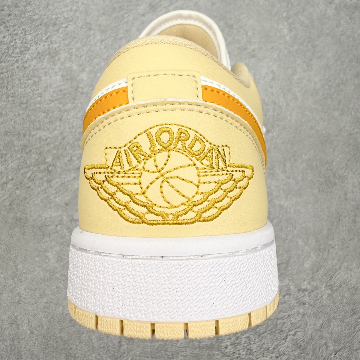 图片[8]-＃MG版 Air Jordan AJ1 Low 低帮系列 超性价比单品 平台直播间特供 百分百全新货品 零氧化发霉 给足利润空间操作 超乎所想的高性价比 原装楦头纸板开发 完美鞋型 超高清洁度 鞋型不臃肿别扭 原厂内置全掌气垫 A模大底 鞋舌AJ原厂专用牛津布 AJ专用反口珍珠布 原厂无杂质高弹内里海棉 特殊封边弹力鞋带 原鞋开模 拒绝公底 购置公司同步原材料 都有细节原汁原味 忠于原版 尺码：36 36.5 37.5 38 38.5 39 40 40.5 41 42 42.5 43 44 44.5 45 46-选品中心