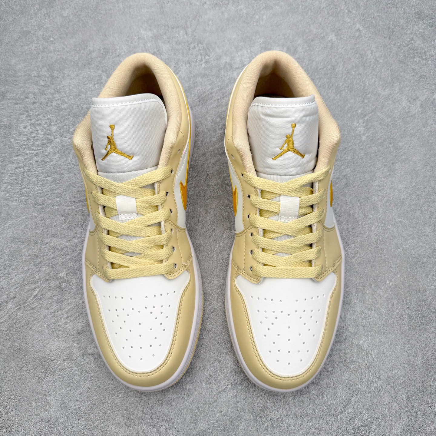图片[2]-＃MG版 Air Jordan AJ1 Low 低帮系列 超性价比单品 平台直播间特供 百分百全新货品 零氧化发霉 给足利润空间操作 超乎所想的高性价比 原装楦头纸板开发 完美鞋型 超高清洁度 鞋型不臃肿别扭 原厂内置全掌气垫 A模大底 鞋舌AJ原厂专用牛津布 AJ专用反口珍珠布 原厂无杂质高弹内里海棉 特殊封边弹力鞋带 原鞋开模 拒绝公底 购置公司同步原材料 都有细节原汁原味 忠于原版 尺码：36 36.5 37.5 38 38.5 39 40 40.5 41 42 42.5 43 44 44.5 45 46-选品中心