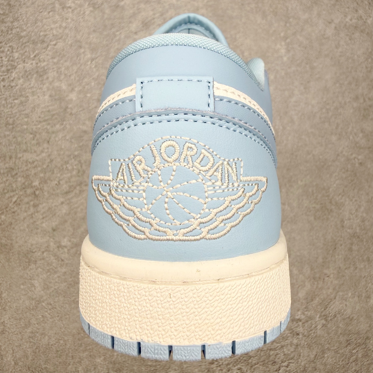 图片[8]-＃MG版 Air Jordan AJ1 Low 低帮系列 超性价比单品 平台直播间特供 百分百全新货品 零氧化发霉 给足利润空间操作 超乎所想的高性价比 原装楦头纸板开发 完美鞋型 超高清洁度 鞋型不臃肿别扭 原厂内置全掌气垫 A模大底 鞋舌AJ原厂专用牛津布 AJ专用反口珍珠布 原厂无杂质高弹内里海棉 特殊封边弹力鞋带 原鞋开模 拒绝公底 购置公司同步原材料 都有细节原汁原味 忠于原版 尺码：36 36.5 37.5 38 38.5 39 40 40.5 41 42 42.5 43 44 44.5 45 46-选品中心