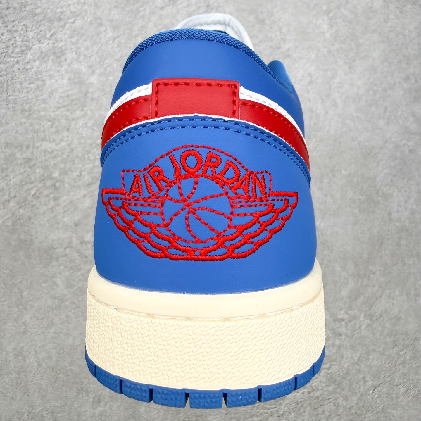 图片[8]-＃MG版 Air Jordan AJ1 Low 低帮系列 超性价比单品 平台直播间特供 百分百全新货品 零氧化发霉 给足利润空间操作 超乎所想的高性价比 原装楦头纸板开发 完美鞋型 超高清洁度 鞋型不臃肿别扭 原厂内置全掌气垫 A模大底 鞋舌AJ原厂专用牛津布 AJ专用反口珍珠布 原厂无杂质高弹内里海棉 特殊封边弹力鞋带 原鞋开模 拒绝公底 购置公司同步原材料 都有细节原汁原味 忠于原版 尺码：36 36.5 37.5 38 38.5 39 40 40.5 41 42 42.5 43 44 44.5 45 46-选品中心