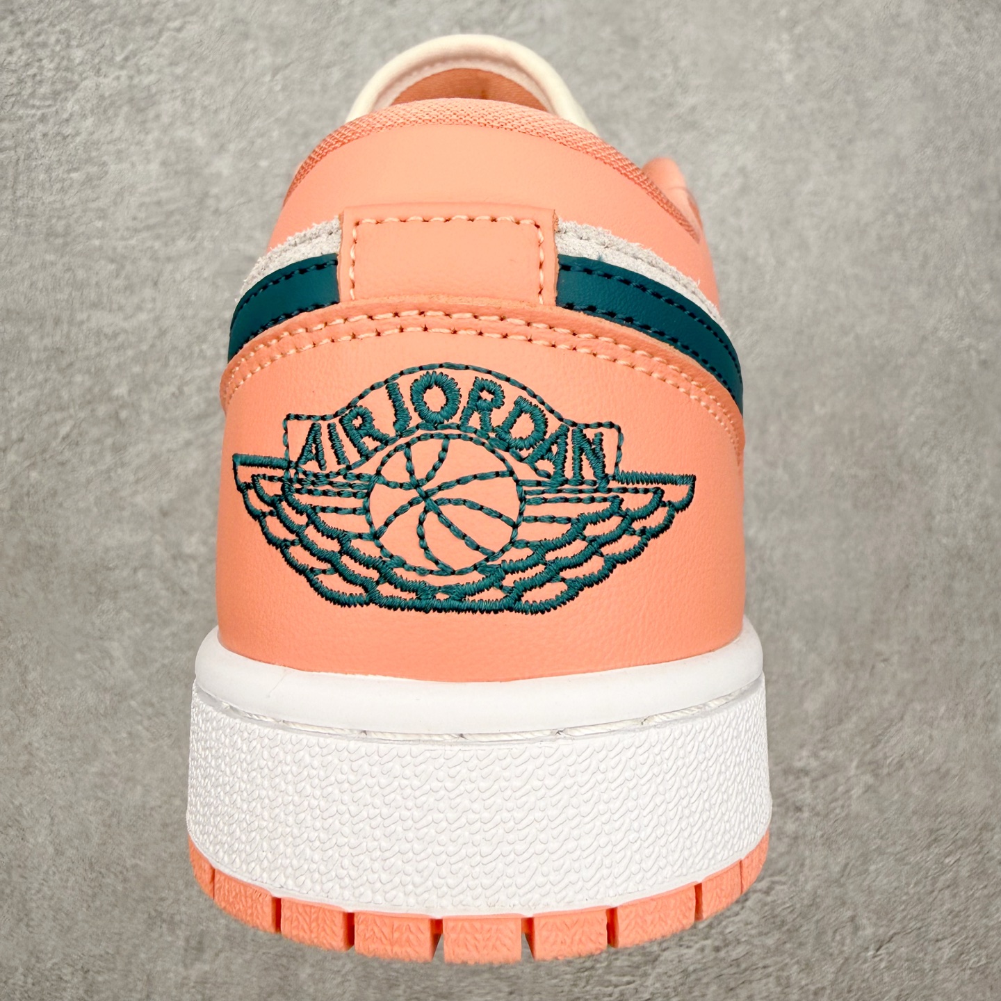 图片[8]-＃MG版 Air Jordan AJ1 Low 低帮系列 超性价比单品 平台直播间特供 百分百全新货品 零氧化发霉 给足利润空间操作 超乎所想的高性价比 原装楦头纸板开发 完美鞋型 超高清洁度 鞋型不臃肿别扭 原厂内置全掌气垫 A模大底 鞋舌AJ原厂专用牛津布 AJ专用反口珍珠布 原厂无杂质高弹内里海棉 特殊封边弹力鞋带 原鞋开模 拒绝公底 购置公司同步原材料 都有细节原汁原味 忠于原版 尺码：36 36.5 37.5 38 38.5 39 40 40.5 41 42 42.5 43 44 44.5 45 46-选品中心