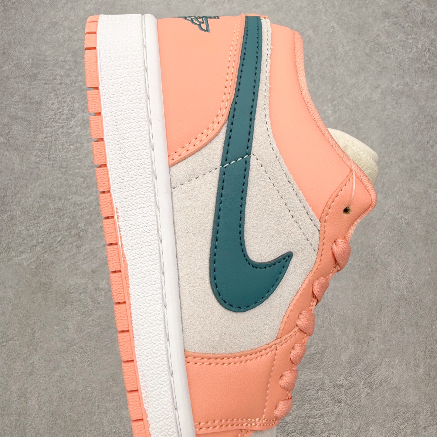 图片[6]-＃MG版 Air Jordan AJ1 Low 低帮系列 超性价比单品 平台直播间特供 百分百全新货品 零氧化发霉 给足利润空间操作 超乎所想的高性价比 原装楦头纸板开发 完美鞋型 超高清洁度 鞋型不臃肿别扭 原厂内置全掌气垫 A模大底 鞋舌AJ原厂专用牛津布 AJ专用反口珍珠布 原厂无杂质高弹内里海棉 特殊封边弹力鞋带 原鞋开模 拒绝公底 购置公司同步原材料 都有细节原汁原味 忠于原版 尺码：36 36.5 37.5 38 38.5 39 40 40.5 41 42 42.5 43 44 44.5 45 46-选品中心