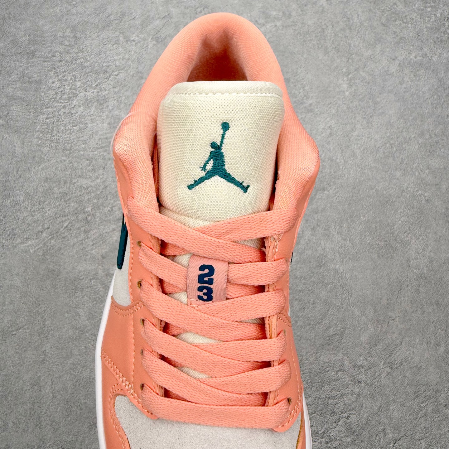 图片[5]-＃MG版 Air Jordan AJ1 Low 低帮系列 超性价比单品 平台直播间特供 百分百全新货品 零氧化发霉 给足利润空间操作 超乎所想的高性价比 原装楦头纸板开发 完美鞋型 超高清洁度 鞋型不臃肿别扭 原厂内置全掌气垫 A模大底 鞋舌AJ原厂专用牛津布 AJ专用反口珍珠布 原厂无杂质高弹内里海棉 特殊封边弹力鞋带 原鞋开模 拒绝公底 购置公司同步原材料 都有细节原汁原味 忠于原版 尺码：36 36.5 37.5 38 38.5 39 40 40.5 41 42 42.5 43 44 44.5 45 46-选品中心