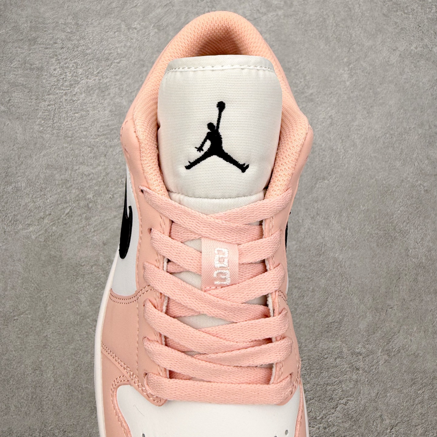 图片[5]-＃MG版 Air Jordan AJ1 Low 低帮系列 超性价比单品 平台直播间特供 百分百全新货品 零氧化发霉 给足利润空间操作 超乎所想的高性价比 原装楦头纸板开发 完美鞋型 超高清洁度 鞋型不臃肿别扭 原厂内置全掌气垫 A模大底 鞋舌AJ原厂专用牛津布 AJ专用反口珍珠布 原厂无杂质高弹内里海棉 特殊封边弹力鞋带 原鞋开模 拒绝公底 购置公司同步原材料 都有细节原汁原味 忠于原版 尺码：36 36.5 37.5 38 38.5 39 40 40.5 41 42 42.5 43 44 44.5 45 46-选品中心