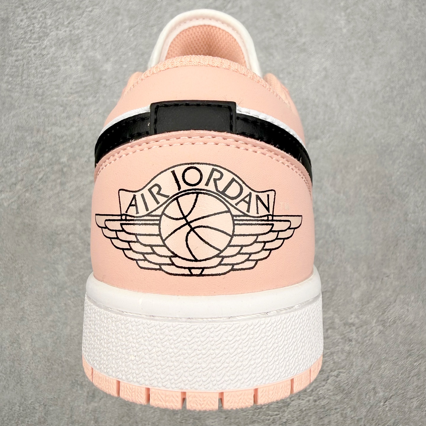 图片[8]-＃MG版 Air Jordan AJ1 Low 低帮系列 超性价比单品 平台直播间特供 百分百全新货品 零氧化发霉 给足利润空间操作 超乎所想的高性价比 原装楦头纸板开发 完美鞋型 超高清洁度 鞋型不臃肿别扭 原厂内置全掌气垫 A模大底 鞋舌AJ原厂专用牛津布 AJ专用反口珍珠布 原厂无杂质高弹内里海棉 特殊封边弹力鞋带 原鞋开模 拒绝公底 购置公司同步原材料 都有细节原汁原味 忠于原版 尺码：36 36.5 37.5 38 38.5 39 40 40.5 41 42 42.5 43 44 44.5 45 46-选品中心