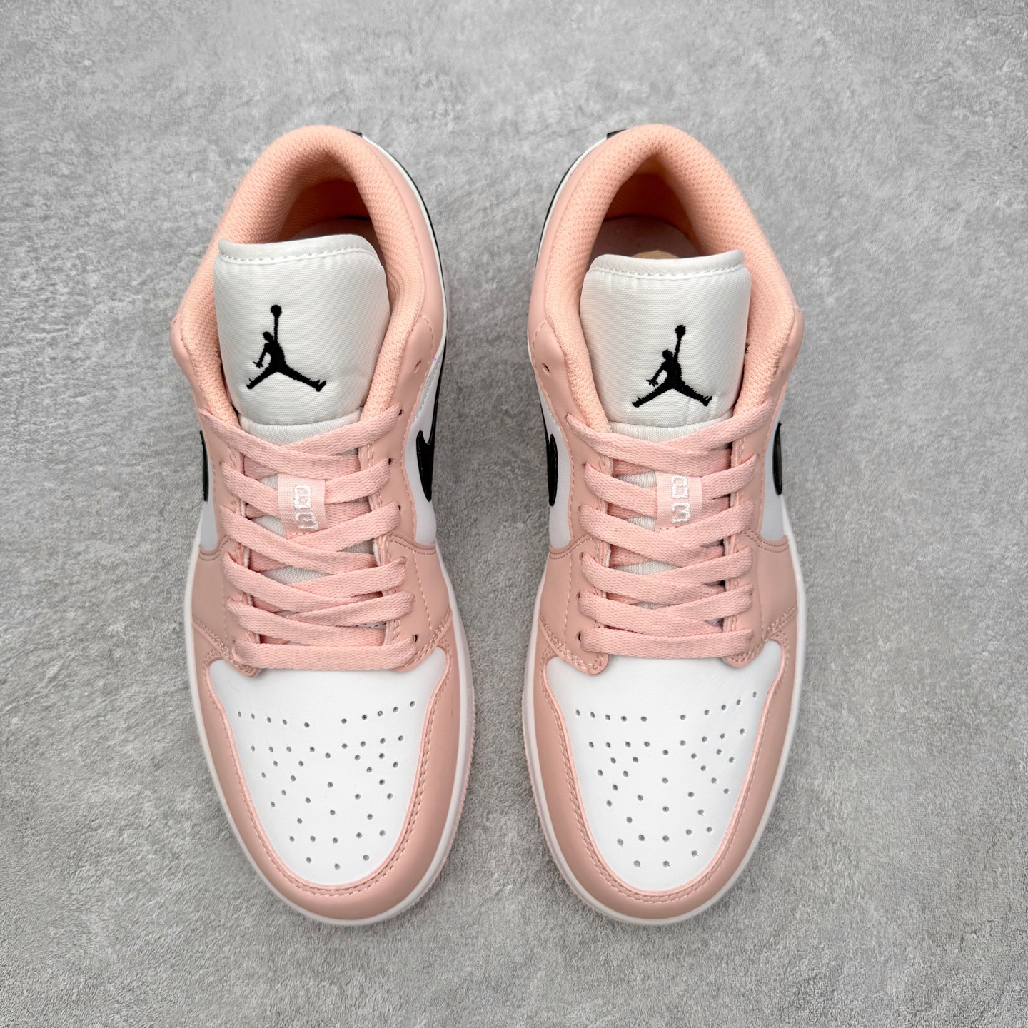图片[2]-＃MG版 Air Jordan AJ1 Low 低帮系列 超性价比单品 平台直播间特供 百分百全新货品 零氧化发霉 给足利润空间操作 超乎所想的高性价比 原装楦头纸板开发 完美鞋型 超高清洁度 鞋型不臃肿别扭 原厂内置全掌气垫 A模大底 鞋舌AJ原厂专用牛津布 AJ专用反口珍珠布 原厂无杂质高弹内里海棉 特殊封边弹力鞋带 原鞋开模 拒绝公底 购置公司同步原材料 都有细节原汁原味 忠于原版 尺码：36 36.5 37.5 38 38.5 39 40 40.5 41 42 42.5 43 44 44.5 45 46-选品中心