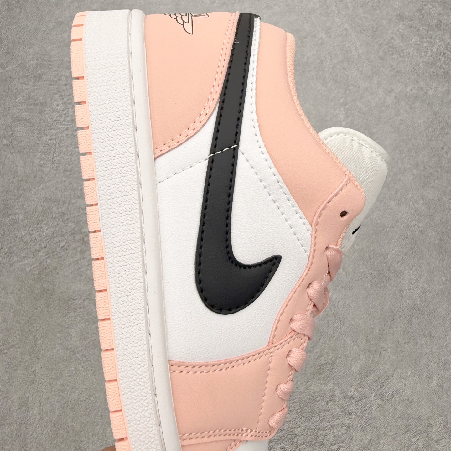 图片[6]-＃MG版 Air Jordan AJ1 Low 低帮系列 超性价比单品 平台直播间特供 百分百全新货品 零氧化发霉 给足利润空间操作 超乎所想的高性价比 原装楦头纸板开发 完美鞋型 超高清洁度 鞋型不臃肿别扭 原厂内置全掌气垫 A模大底 鞋舌AJ原厂专用牛津布 AJ专用反口珍珠布 原厂无杂质高弹内里海棉 特殊封边弹力鞋带 原鞋开模 拒绝公底 购置公司同步原材料 都有细节原汁原味 忠于原版 尺码：36 36.5 37.5 38 38.5 39 40 40.5 41 42 42.5 43 44 44.5 45 46-选品中心