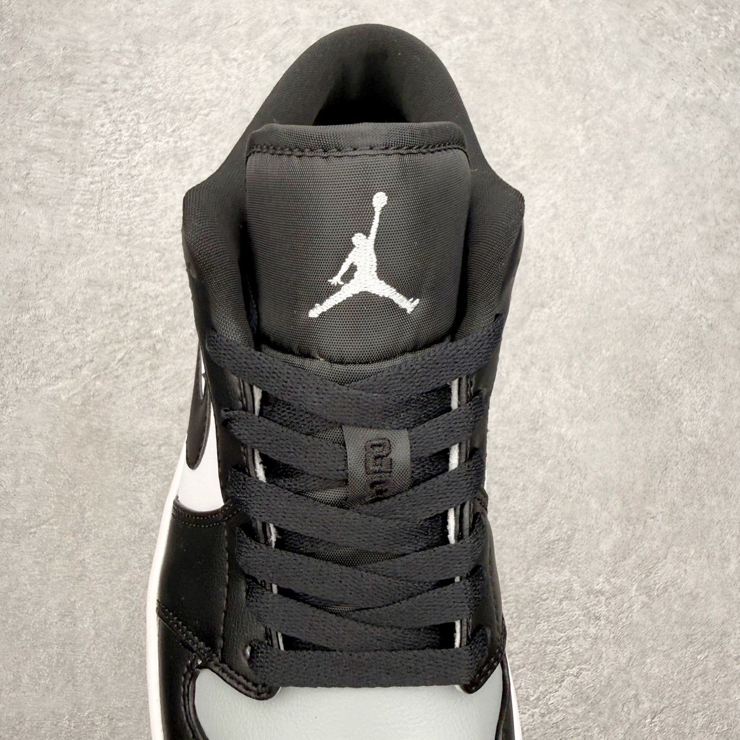 图片[5]-＃MG版 Air Jordan AJ1 Low 低帮系列 超性价比单品 平台直播间特供 百分百全新货品 零氧化发霉 给足利润空间操作 超乎所想的高性价比 原装楦头纸板开发 完美鞋型 超高清洁度 鞋型不臃肿别扭 原厂内置全掌气垫 A模大底 鞋舌AJ原厂专用牛津布 AJ专用反口珍珠布 原厂无杂质高弹内里海棉 特殊封边弹力鞋带 原鞋开模 拒绝公底 购置公司同步原材料 都有细节原汁原味 忠于原版 尺码：36 36.5 37.5 38 38.5 39 40 40.5 41 42 42.5 43 44 44.5 45 46-选品中心