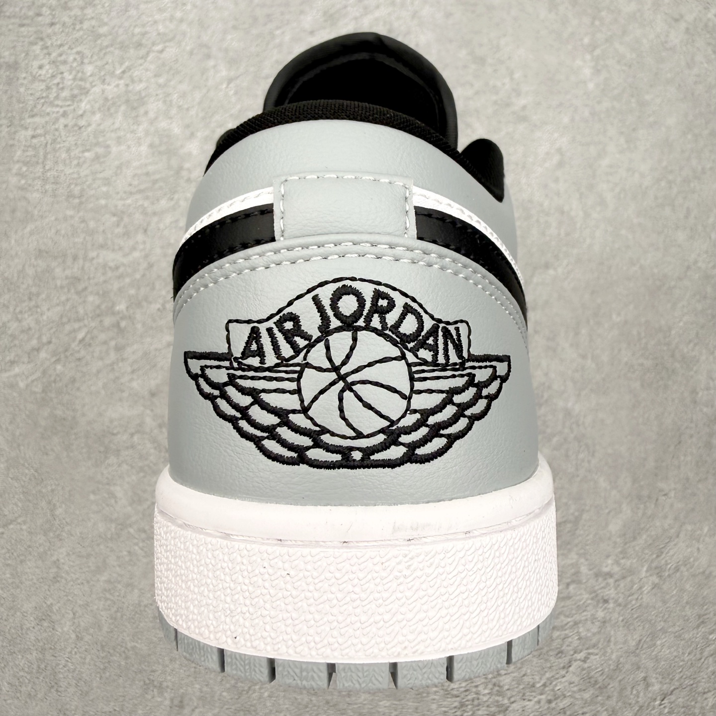 图片[8]-＃MG版 Air Jordan AJ1 Low 低帮系列 超性价比单品 平台直播间特供 百分百全新货品 零氧化发霉 给足利润空间操作 超乎所想的高性价比 原装楦头纸板开发 完美鞋型 超高清洁度 鞋型不臃肿别扭 原厂内置全掌气垫 A模大底 鞋舌AJ原厂专用牛津布 AJ专用反口珍珠布 原厂无杂质高弹内里海棉 特殊封边弹力鞋带 原鞋开模 拒绝公底 购置公司同步原材料 都有细节原汁原味 忠于原版 尺码：36 36.5 37.5 38 38.5 39 40 40.5 41 42 42.5 43 44 44.5 45 46-选品中心