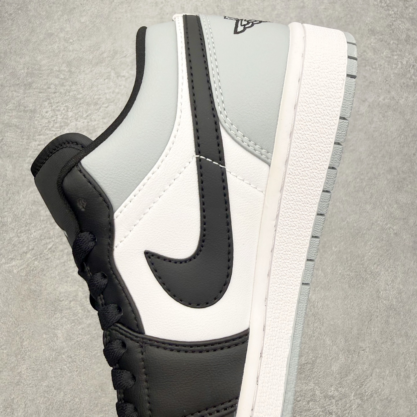 图片[7]-＃MG版 Air Jordan AJ1 Low 低帮系列 超性价比单品 平台直播间特供 百分百全新货品 零氧化发霉 给足利润空间操作 超乎所想的高性价比 原装楦头纸板开发 完美鞋型 超高清洁度 鞋型不臃肿别扭 原厂内置全掌气垫 A模大底 鞋舌AJ原厂专用牛津布 AJ专用反口珍珠布 原厂无杂质高弹内里海棉 特殊封边弹力鞋带 原鞋开模 拒绝公底 购置公司同步原材料 都有细节原汁原味 忠于原版 尺码：36 36.5 37.5 38 38.5 39 40 40.5 41 42 42.5 43 44 44.5 45 46-选品中心