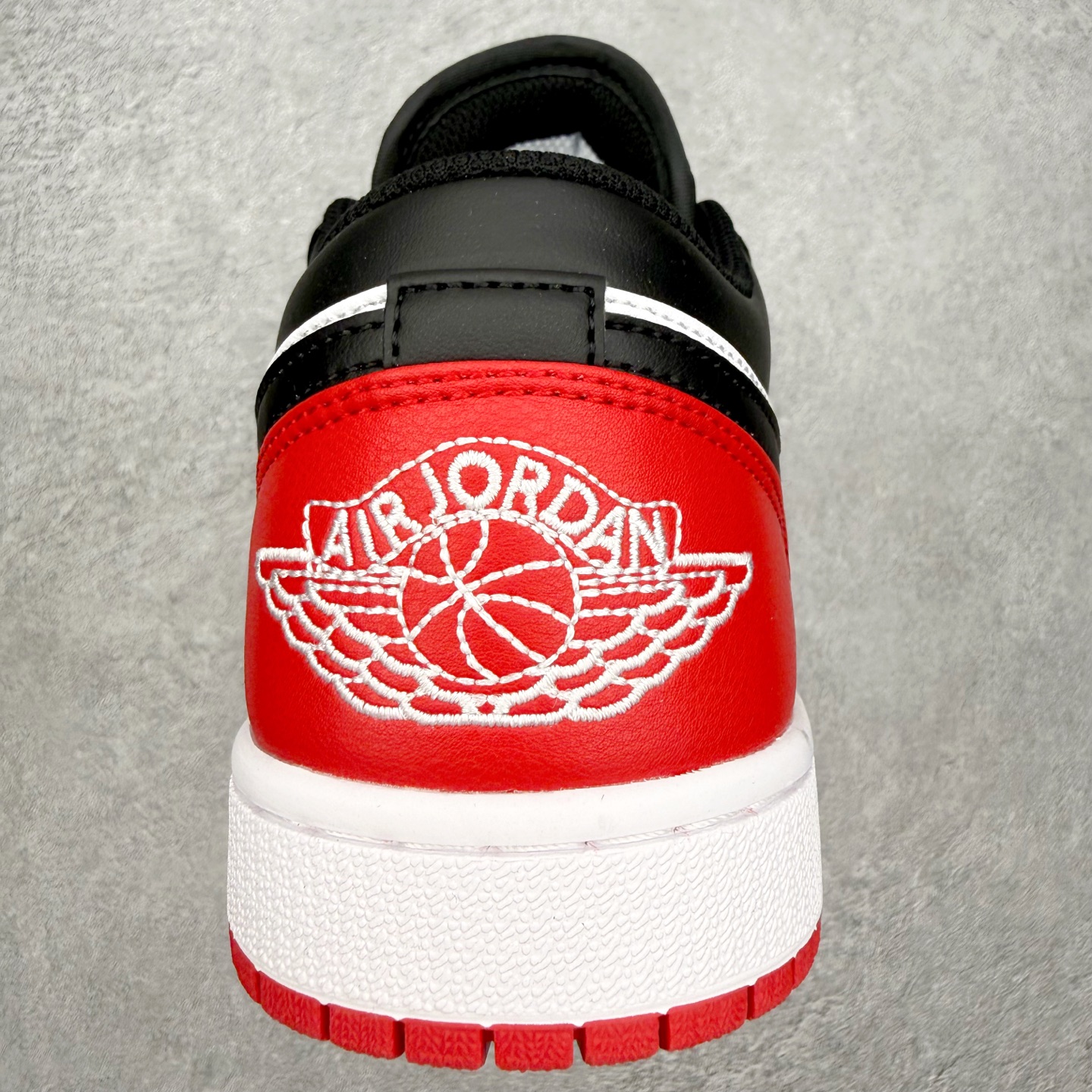 图片[8]-＃MG版 Air Jordan AJ1 Low 低帮系列 超性价比单品 平台直播间特供 百分百全新货品 零氧化发霉 给足利润空间操作 超乎所想的高性价比 原装楦头纸板开发 完美鞋型 超高清洁度 鞋型不臃肿别扭 原厂内置全掌气垫 A模大底 鞋舌AJ原厂专用牛津布 AJ专用反口珍珠布 原厂无杂质高弹内里海棉 特殊封边弹力鞋带 原鞋开模 拒绝公底 购置公司同步原材料 都有细节原汁原味 忠于原版 尺码：36 36.5 37.5 38 38.5 39 40 40.5 41 42 42.5 43 44 44.5 45 46-选品中心