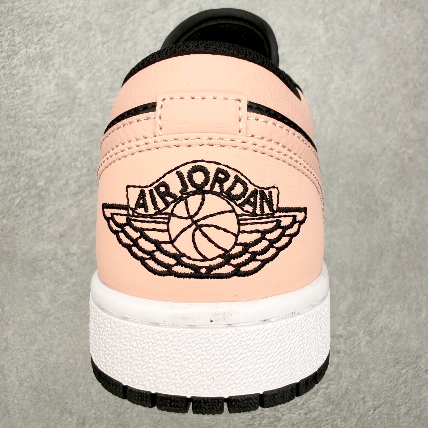 图片[8]-＃MG版 Air Jordan AJ1 Low 低帮系列 超性价比单品 平台直播间特供 百分百全新货品 零氧化发霉 给足利润空间操作 超乎所想的高性价比 原装楦头纸板开发 完美鞋型 超高清洁度 鞋型不臃肿别扭 原厂内置全掌气垫 A模大底 鞋舌AJ原厂专用牛津布 AJ专用反口珍珠布 原厂无杂质高弹内里海棉 特殊封边弹力鞋带 原鞋开模 拒绝公底 购置公司同步原材料 都有细节原汁原味 忠于原版 尺码：36 36.5 37.5 38 38.5 39 40 40.5 41 42 42.5 43 44 44.5 45 46-选品中心