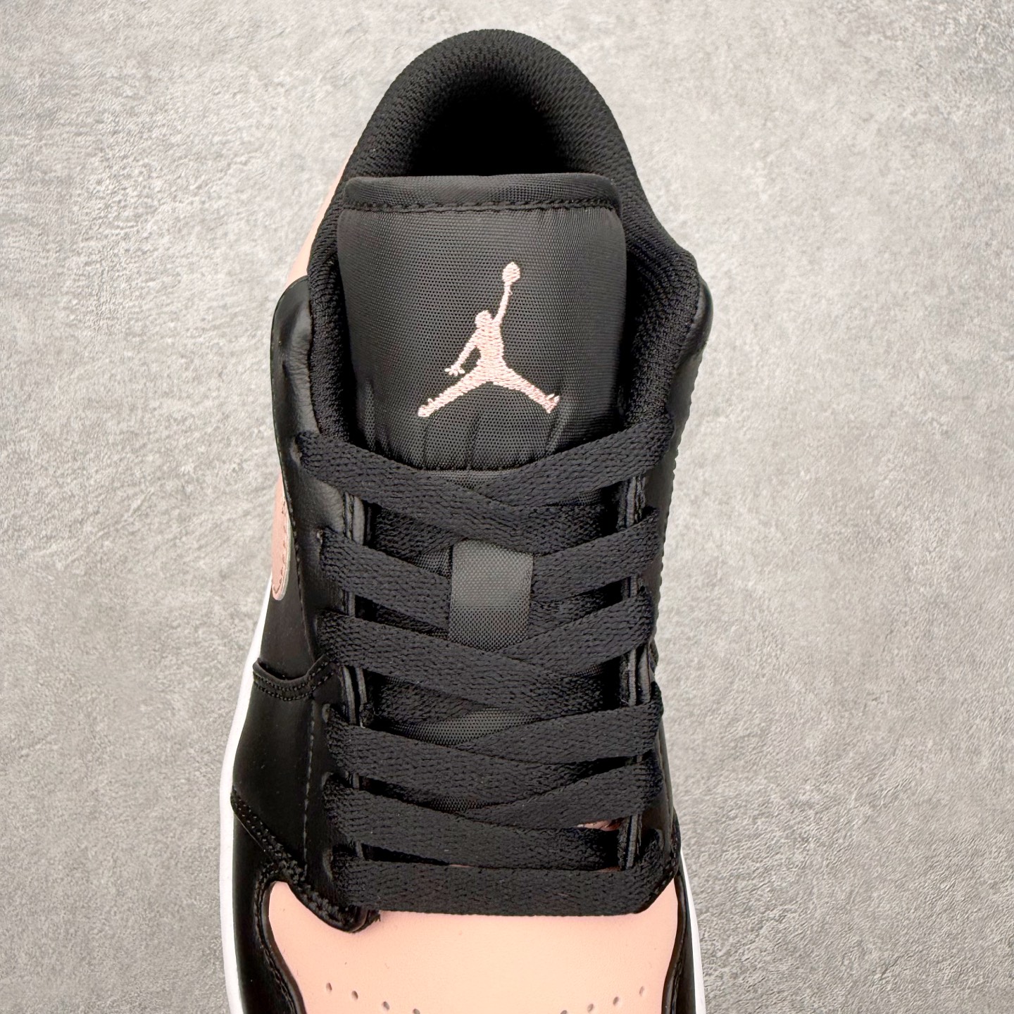 图片[5]-＃MG版 Air Jordan AJ1 Low 低帮系列 超性价比单品 平台直播间特供 百分百全新货品 零氧化发霉 给足利润空间操作 超乎所想的高性价比 原装楦头纸板开发 完美鞋型 超高清洁度 鞋型不臃肿别扭 原厂内置全掌气垫 A模大底 鞋舌AJ原厂专用牛津布 AJ专用反口珍珠布 原厂无杂质高弹内里海棉 特殊封边弹力鞋带 原鞋开模 拒绝公底 购置公司同步原材料 都有细节原汁原味 忠于原版 尺码：36 36.5 37.5 38 38.5 39 40 40.5 41 42 42.5 43 44 44.5 45 46-选品中心