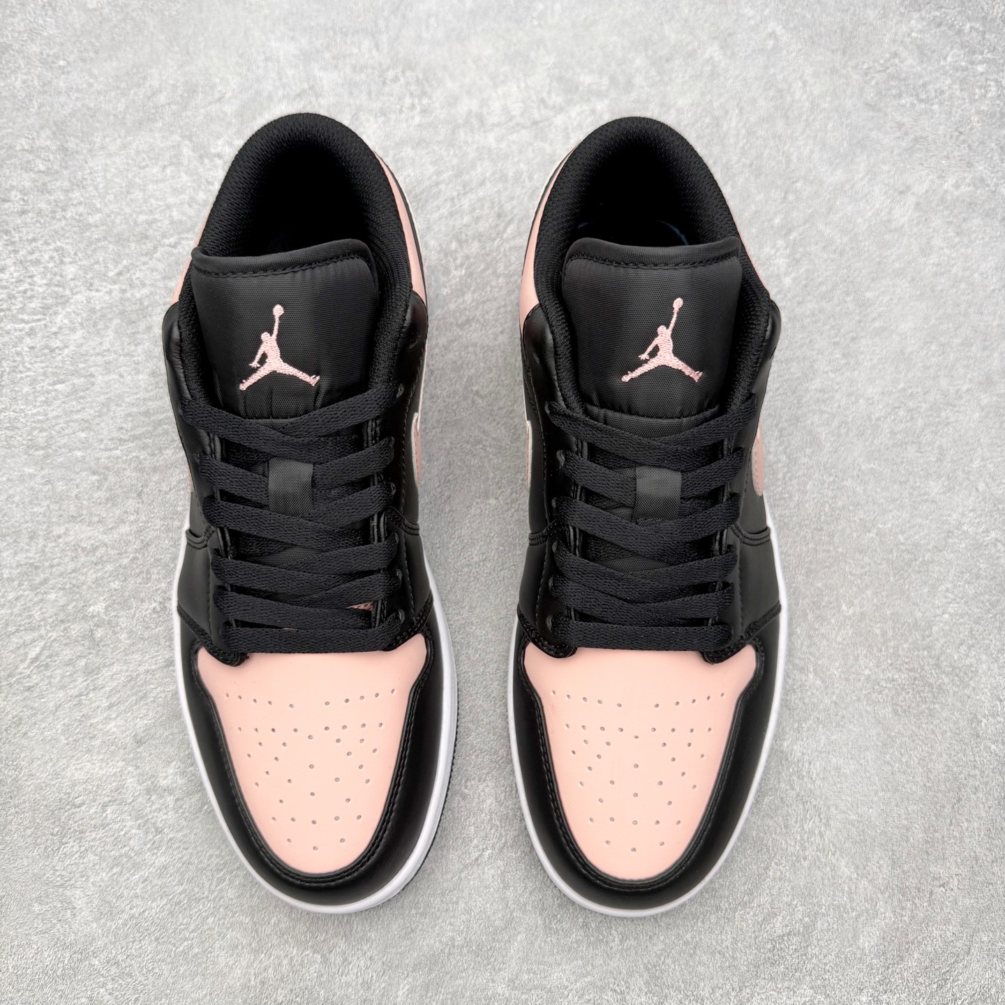 图片[2]-＃MG版 Air Jordan AJ1 Low 低帮系列 超性价比单品 平台直播间特供 百分百全新货品 零氧化发霉 给足利润空间操作 超乎所想的高性价比 原装楦头纸板开发 完美鞋型 超高清洁度 鞋型不臃肿别扭 原厂内置全掌气垫 A模大底 鞋舌AJ原厂专用牛津布 AJ专用反口珍珠布 原厂无杂质高弹内里海棉 特殊封边弹力鞋带 原鞋开模 拒绝公底 购置公司同步原材料 都有细节原汁原味 忠于原版 尺码：36 36.5 37.5 38 38.5 39 40 40.5 41 42 42.5 43 44 44.5 45 46-选品中心