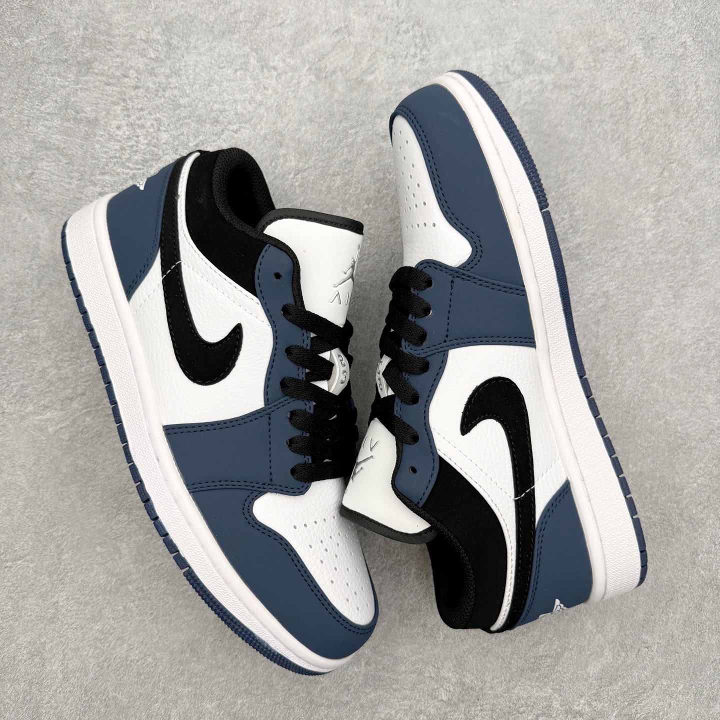 图片[3]-＃MG版 Air Jordan AJ1 Low 低帮系列 超性价比单品 平台直播间特供 百分百全新货品 零氧化发霉 给足利润空间操作 超乎所想的高性价比 原装楦头纸板开发 完美鞋型 超高清洁度 鞋型不臃肿别扭 原厂内置全掌气垫 A模大底 鞋舌AJ原厂专用牛津布 AJ专用反口珍珠布 原厂无杂质高弹内里海棉 特殊封边弹力鞋带 原鞋开模 拒绝公底 购置公司同步原材料 都有细节原汁原味 忠于原版 尺码：36 36.5 37.5 38 38.5 39 40 40.5 41 42 42.5 43 44 44.5 45 46-选品中心