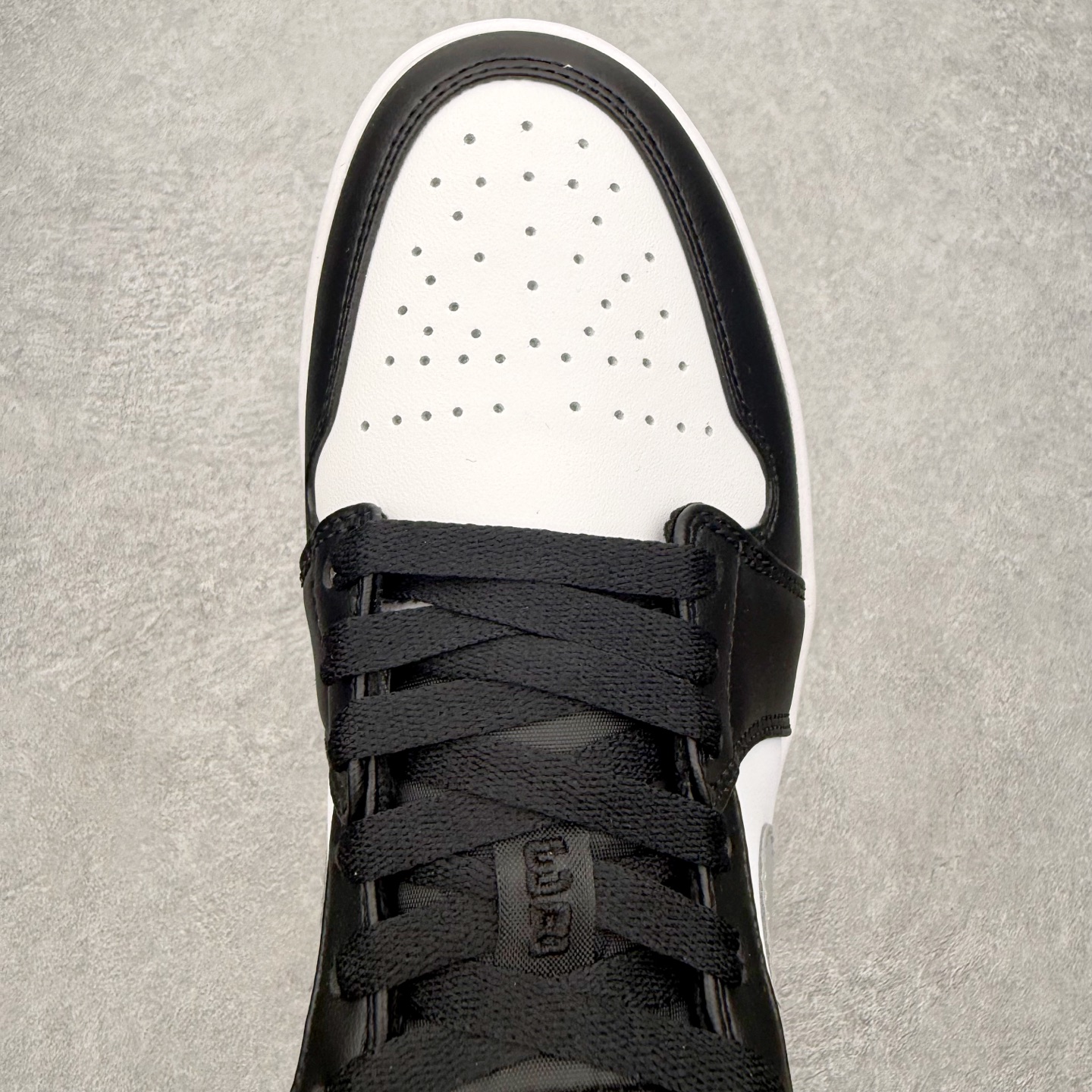 图片[4]-＃MG版 Air Jordan AJ1 Low 低帮系列 超性价比单品 平台直播间特供 百分百全新货品 零氧化发霉 给足利润空间操作 超乎所想的高性价比 原装楦头纸板开发 完美鞋型 超高清洁度 鞋型不臃肿别扭 原厂内置全掌气垫 A模大底 鞋舌AJ原厂专用牛津布 AJ专用反口珍珠布 原厂无杂质高弹内里海棉 特殊封边弹力鞋带 原鞋开模 拒绝公底 购置公司同步原材料 都有细节原汁原味 忠于原版 尺码：36 36.5 37.5 38 38.5 39 40 40.5 41 42 42.5 43 44 44.5 45 46-选品中心