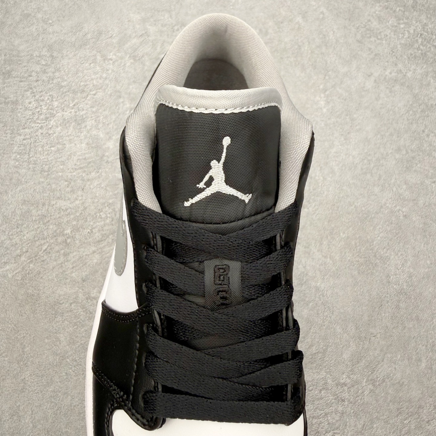图片[5]-＃MG版 Air Jordan AJ1 Low 低帮系列 超性价比单品 平台直播间特供 百分百全新货品 零氧化发霉 给足利润空间操作 超乎所想的高性价比 原装楦头纸板开发 完美鞋型 超高清洁度 鞋型不臃肿别扭 原厂内置全掌气垫 A模大底 鞋舌AJ原厂专用牛津布 AJ专用反口珍珠布 原厂无杂质高弹内里海棉 特殊封边弹力鞋带 原鞋开模 拒绝公底 购置公司同步原材料 都有细节原汁原味 忠于原版 尺码：36 36.5 37.5 38 38.5 39 40 40.5 41 42 42.5 43 44 44.5 45 46-选品中心