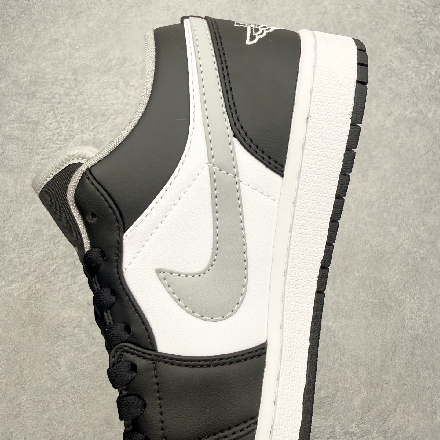 图片[7]-＃MG版 Air Jordan AJ1 Low 低帮系列 超性价比单品 平台直播间特供 百分百全新货品 零氧化发霉 给足利润空间操作 超乎所想的高性价比 原装楦头纸板开发 完美鞋型 超高清洁度 鞋型不臃肿别扭 原厂内置全掌气垫 A模大底 鞋舌AJ原厂专用牛津布 AJ专用反口珍珠布 原厂无杂质高弹内里海棉 特殊封边弹力鞋带 原鞋开模 拒绝公底 购置公司同步原材料 都有细节原汁原味 忠于原版 尺码：36 36.5 37.5 38 38.5 39 40 40.5 41 42 42.5 43 44 44.5 45 46-选品中心