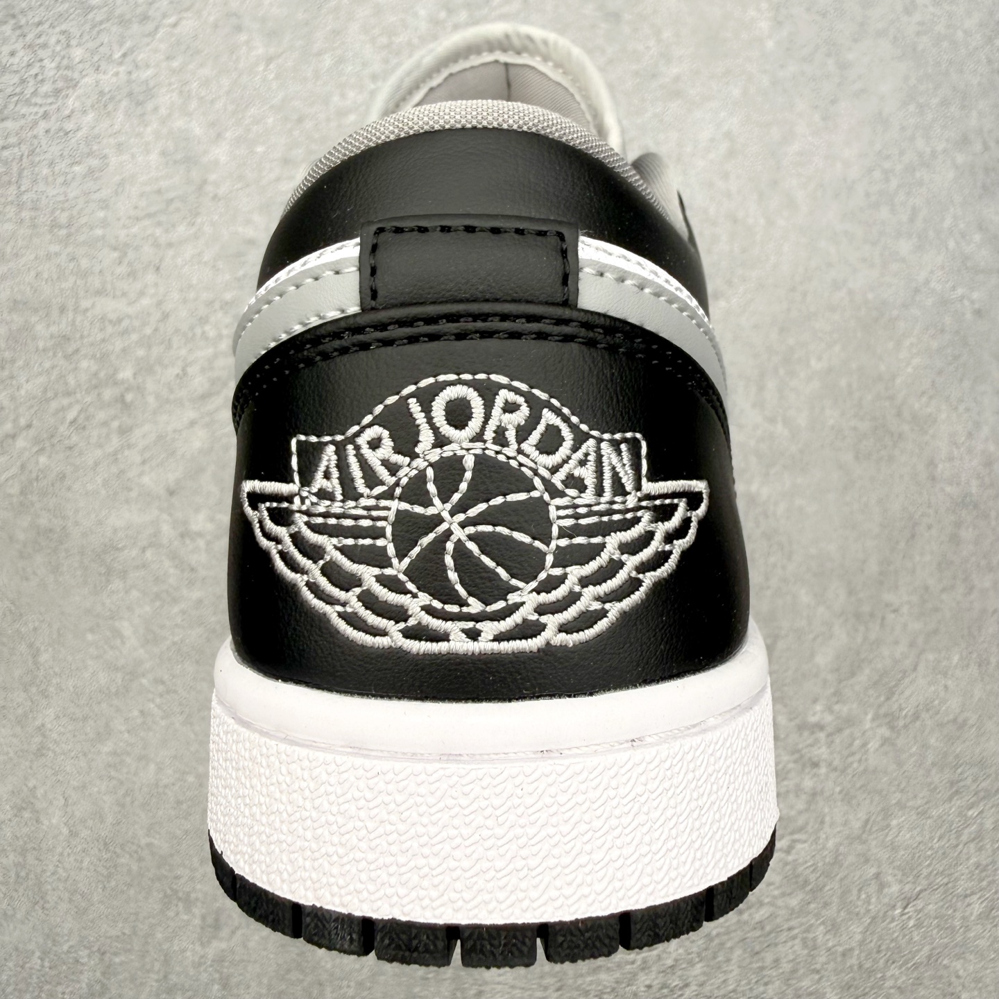 图片[8]-＃MG版 Air Jordan AJ1 Low 低帮系列 超性价比单品 平台直播间特供 百分百全新货品 零氧化发霉 给足利润空间操作 超乎所想的高性价比 原装楦头纸板开发 完美鞋型 超高清洁度 鞋型不臃肿别扭 原厂内置全掌气垫 A模大底 鞋舌AJ原厂专用牛津布 AJ专用反口珍珠布 原厂无杂质高弹内里海棉 特殊封边弹力鞋带 原鞋开模 拒绝公底 购置公司同步原材料 都有细节原汁原味 忠于原版 尺码：36 36.5 37.5 38 38.5 39 40 40.5 41 42 42.5 43 44 44.5 45 46-选品中心