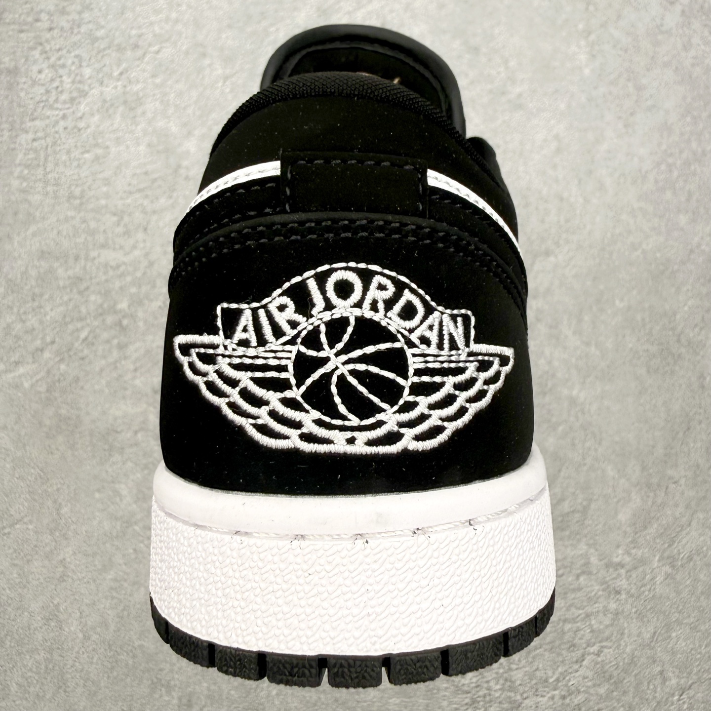 图片[8]-＃MG版 Air Jordan AJ1 Low 低帮系列 超性价比单品 平台直播间特供 百分百全新货品 零氧化发霉 给足利润空间操作 超乎所想的高性价比 原装楦头纸板开发 完美鞋型 超高清洁度 鞋型不臃肿别扭 原厂内置全掌气垫 A模大底 鞋舌AJ原厂专用牛津布 AJ专用反口珍珠布 原厂无杂质高弹内里海棉 特殊封边弹力鞋带 原鞋开模 拒绝公底 购置公司同步原材料 都有细节原汁原味 忠于原版 尺码：36 36.5 37.5 38 38.5 39 40 40.5 41 42 42.5 43 44 44.5 45 46-选品中心
