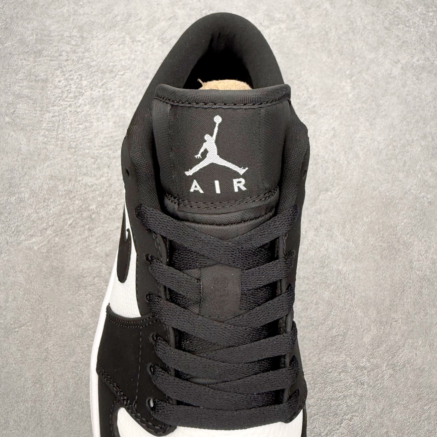 图片[5]-＃MG版 Air Jordan AJ1 Low 低帮系列 超性价比单品 平台直播间特供 百分百全新货品 零氧化发霉 给足利润空间操作 超乎所想的高性价比 原装楦头纸板开发 完美鞋型 超高清洁度 鞋型不臃肿别扭 原厂内置全掌气垫 A模大底 鞋舌AJ原厂专用牛津布 AJ专用反口珍珠布 原厂无杂质高弹内里海棉 特殊封边弹力鞋带 原鞋开模 拒绝公底 购置公司同步原材料 都有细节原汁原味 忠于原版 尺码：36 36.5 37.5 38 38.5 39 40 40.5 41 42 42.5 43 44 44.5 45 46-选品中心