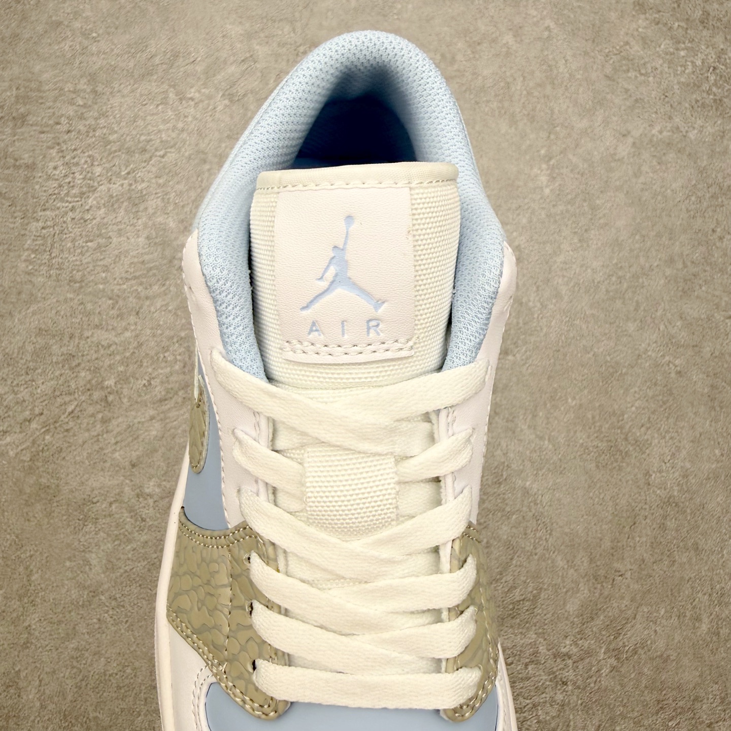 图片[5]-＃MG版 Air Jordan AJ1 Low 低帮系列 超性价比单品 平台直播间特供 百分百全新货品 零氧化发霉 给足利润空间操作 超乎所想的高性价比 原装楦头纸板开发 完美鞋型 超高清洁度 鞋型不臃肿别扭 原厂内置全掌气垫 A模大底 鞋舌AJ原厂专用牛津布 AJ专用反口珍珠布 原厂无杂质高弹内里海棉 特殊封边弹力鞋带 原鞋开模 拒绝公底 购置公司同步原材料 都有细节原汁原味 忠于原版 尺码：36 36.5 37.5 38 38.5 39 40 40.5 41 42 42.5 43 44 44.5 45 46-选品中心