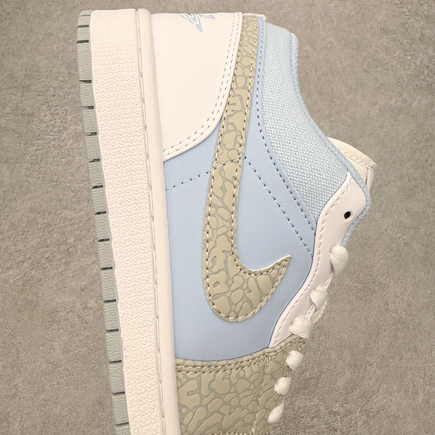 图片[7]-＃MG版 Air Jordan AJ1 Low 低帮系列 超性价比单品 平台直播间特供 百分百全新货品 零氧化发霉 给足利润空间操作 超乎所想的高性价比 原装楦头纸板开发 完美鞋型 超高清洁度 鞋型不臃肿别扭 原厂内置全掌气垫 A模大底 鞋舌AJ原厂专用牛津布 AJ专用反口珍珠布 原厂无杂质高弹内里海棉 特殊封边弹力鞋带 原鞋开模 拒绝公底 购置公司同步原材料 都有细节原汁原味 忠于原版 尺码：36 36.5 37.5 38 38.5 39 40 40.5 41 42 42.5 43 44 44.5 45 46-选品中心