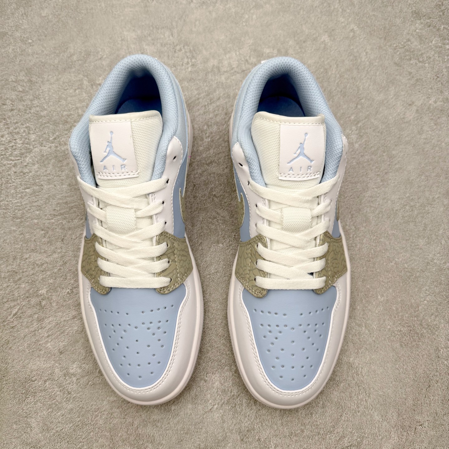 图片[2]-＃MG版 Air Jordan AJ1 Low 低帮系列 超性价比单品 平台直播间特供 百分百全新货品 零氧化发霉 给足利润空间操作 超乎所想的高性价比 原装楦头纸板开发 完美鞋型 超高清洁度 鞋型不臃肿别扭 原厂内置全掌气垫 A模大底 鞋舌AJ原厂专用牛津布 AJ专用反口珍珠布 原厂无杂质高弹内里海棉 特殊封边弹力鞋带 原鞋开模 拒绝公底 购置公司同步原材料 都有细节原汁原味 忠于原版 尺码：36 36.5 37.5 38 38.5 39 40 40.5 41 42 42.5 43 44 44.5 45 46-选品中心