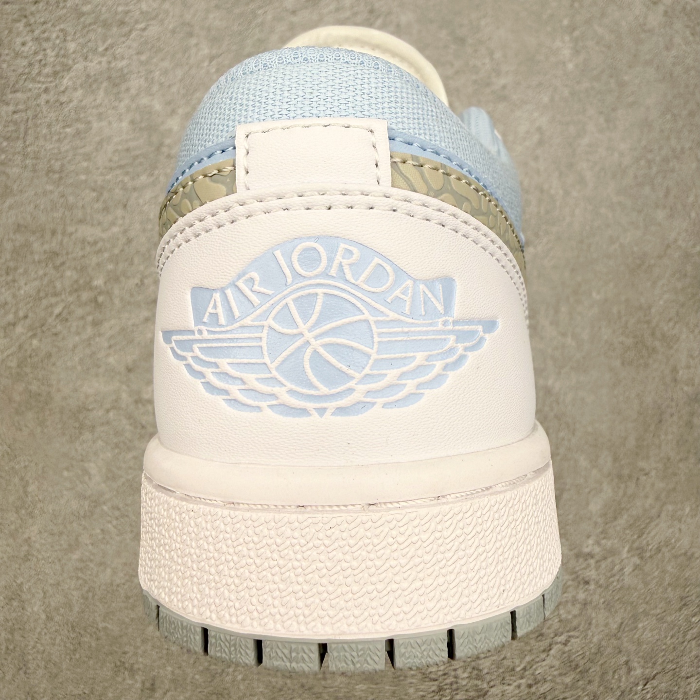 图片[8]-＃MG版 Air Jordan AJ1 Low 低帮系列 超性价比单品 平台直播间特供 百分百全新货品 零氧化发霉 给足利润空间操作 超乎所想的高性价比 原装楦头纸板开发 完美鞋型 超高清洁度 鞋型不臃肿别扭 原厂内置全掌气垫 A模大底 鞋舌AJ原厂专用牛津布 AJ专用反口珍珠布 原厂无杂质高弹内里海棉 特殊封边弹力鞋带 原鞋开模 拒绝公底 购置公司同步原材料 都有细节原汁原味 忠于原版 尺码：36 36.5 37.5 38 38.5 39 40 40.5 41 42 42.5 43 44 44.5 45 46-选品中心