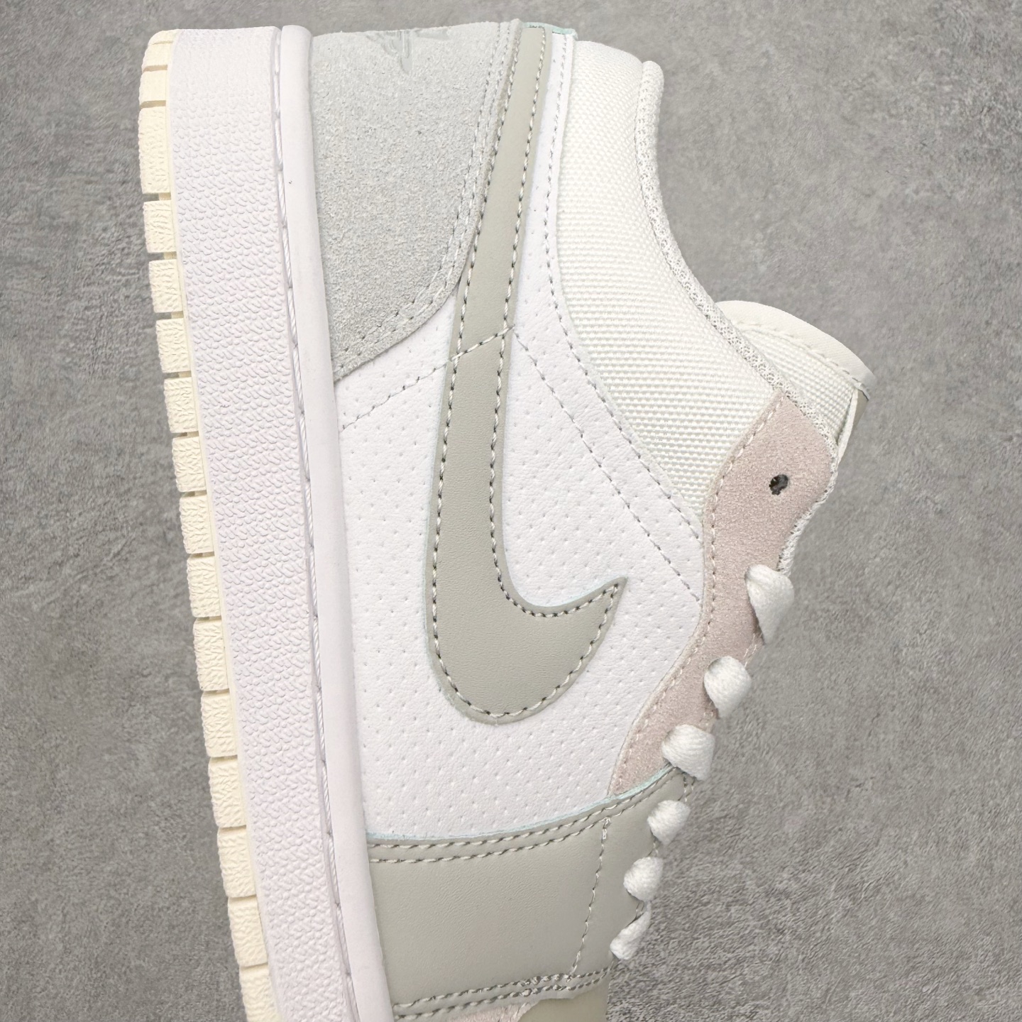 图片[6]-＃MG版 Air Jordan AJ1 Low 低帮系列 超性价比单品 平台直播间特供 百分百全新货品 零氧化发霉 给足利润空间操作 超乎所想的高性价比 原装楦头纸板开发 完美鞋型 超高清洁度 鞋型不臃肿别扭 原厂内置全掌气垫 A模大底 鞋舌AJ原厂专用牛津布 AJ专用反口珍珠布 原厂无杂质高弹内里海棉 特殊封边弹力鞋带 原鞋开模 拒绝公底 购置公司同步原材料 都有细节原汁原味 忠于原版 尺码：36 36.5 37.5 38 38.5 39 40 40.5 41 42 42.5 43 44 44.5 45 46-选品中心