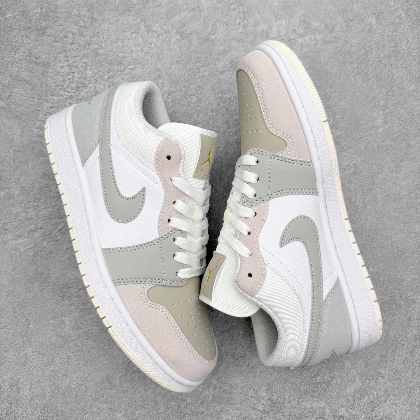 图片[3]-＃MG版 Air Jordan AJ1 Low 低帮系列 超性价比单品 平台直播间特供 百分百全新货品 零氧化发霉 给足利润空间操作 超乎所想的高性价比 原装楦头纸板开发 完美鞋型 超高清洁度 鞋型不臃肿别扭 原厂内置全掌气垫 A模大底 鞋舌AJ原厂专用牛津布 AJ专用反口珍珠布 原厂无杂质高弹内里海棉 特殊封边弹力鞋带 原鞋开模 拒绝公底 购置公司同步原材料 都有细节原汁原味 忠于原版 尺码：36 36.5 37.5 38 38.5 39 40 40.5 41 42 42.5 43 44 44.5 45 46-选品中心