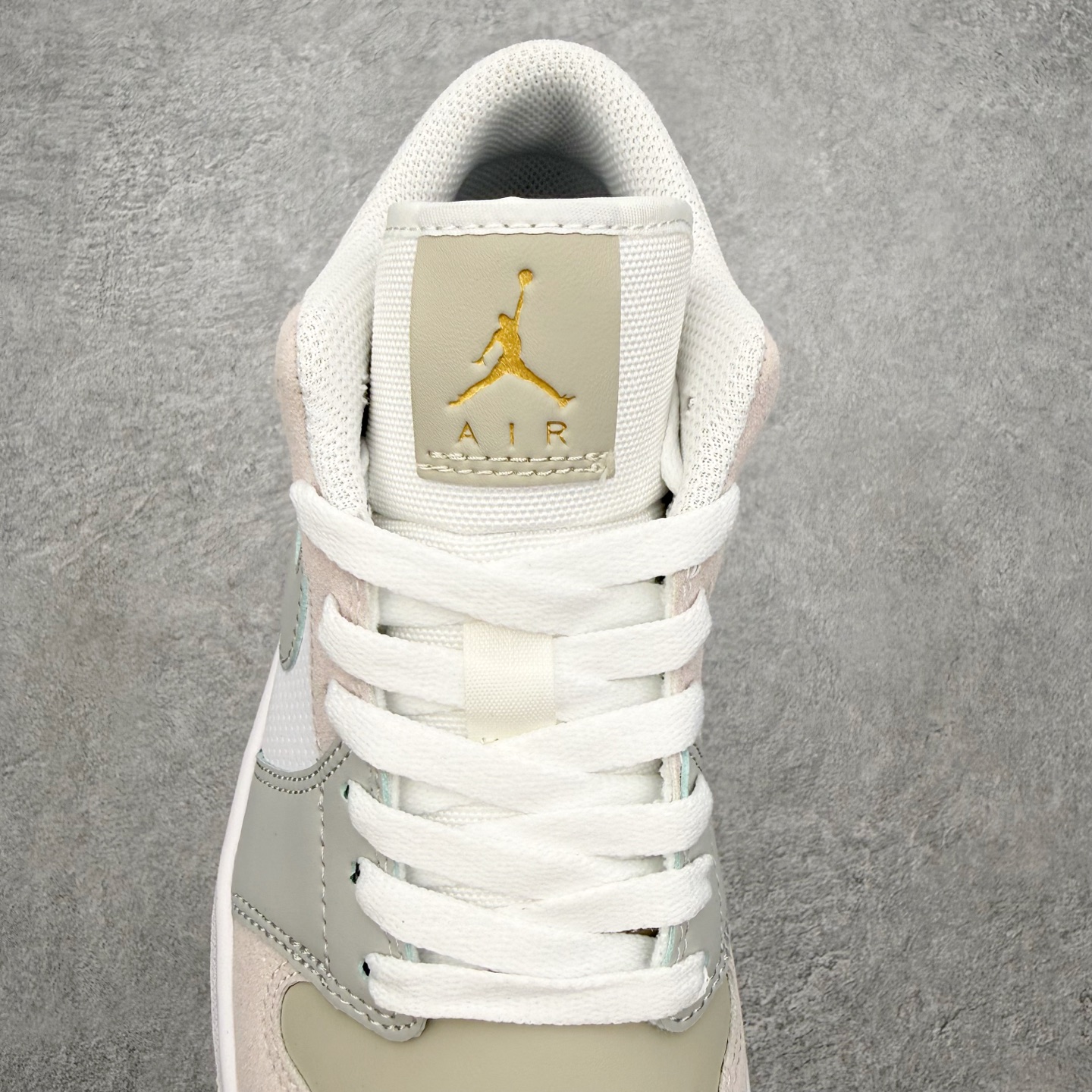图片[5]-＃MG版 Air Jordan AJ1 Low 低帮系列 超性价比单品 平台直播间特供 百分百全新货品 零氧化发霉 给足利润空间操作 超乎所想的高性价比 原装楦头纸板开发 完美鞋型 超高清洁度 鞋型不臃肿别扭 原厂内置全掌气垫 A模大底 鞋舌AJ原厂专用牛津布 AJ专用反口珍珠布 原厂无杂质高弹内里海棉 特殊封边弹力鞋带 原鞋开模 拒绝公底 购置公司同步原材料 都有细节原汁原味 忠于原版 尺码：36 36.5 37.5 38 38.5 39 40 40.5 41 42 42.5 43 44 44.5 45 46-选品中心