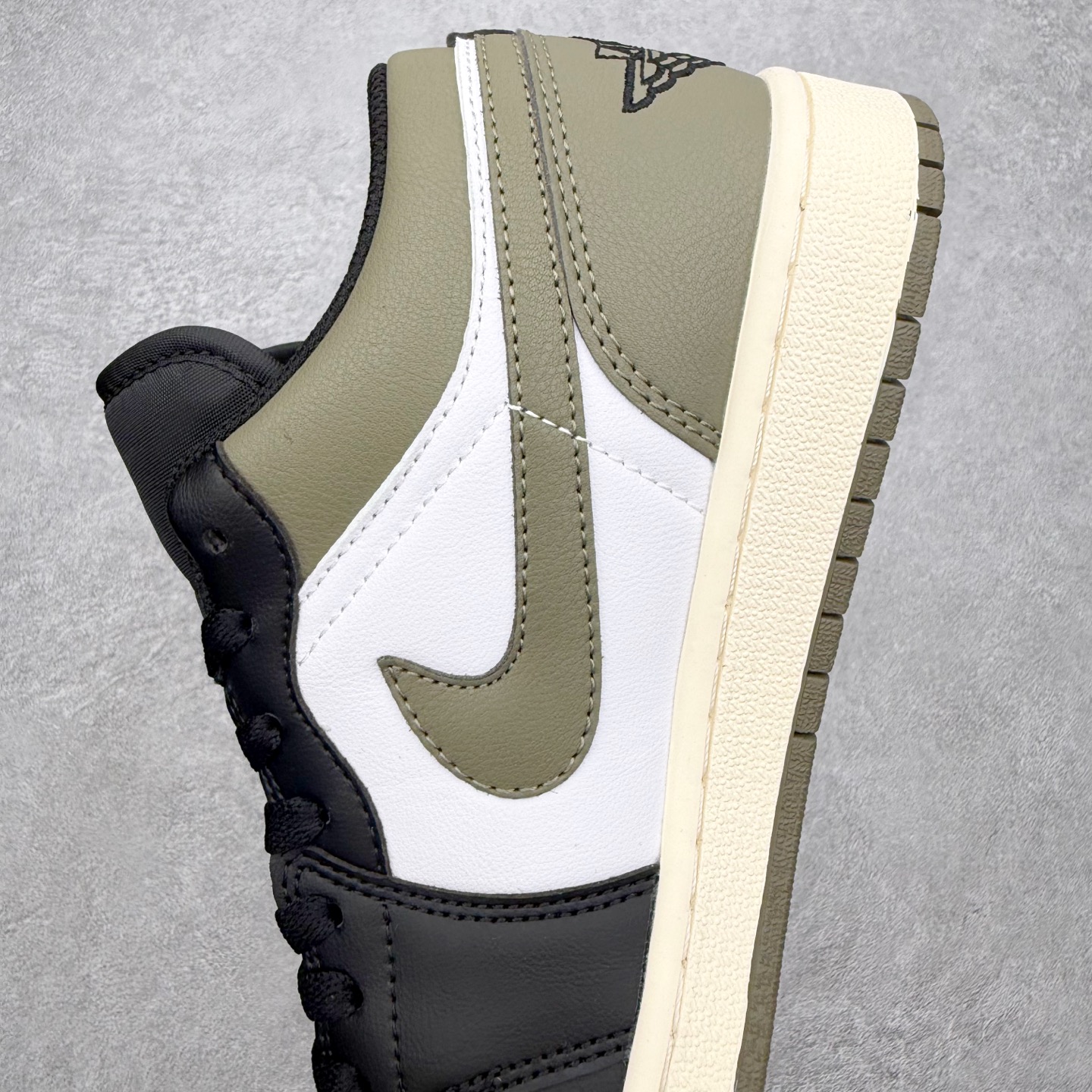 图片[7]-＃MG版 Air Jordan AJ1 Low 低帮系列 超性价比单品 平台直播间特供 百分百全新货品 零氧化发霉 给足利润空间操作 超乎所想的高性价比 原装楦头纸板开发 完美鞋型 超高清洁度 鞋型不臃肿别扭 原厂内置全掌气垫 A模大底 鞋舌AJ原厂专用牛津布 AJ专用反口珍珠布 原厂无杂质高弹内里海棉 特殊封边弹力鞋带 原鞋开模 拒绝公底 购置公司同步原材料 都有细节原汁原味 忠于原版 尺码：36 36.5 37.5 38 38.5 39 40 40.5 41 42 42.5 43 44 44.5 45 46-选品中心
