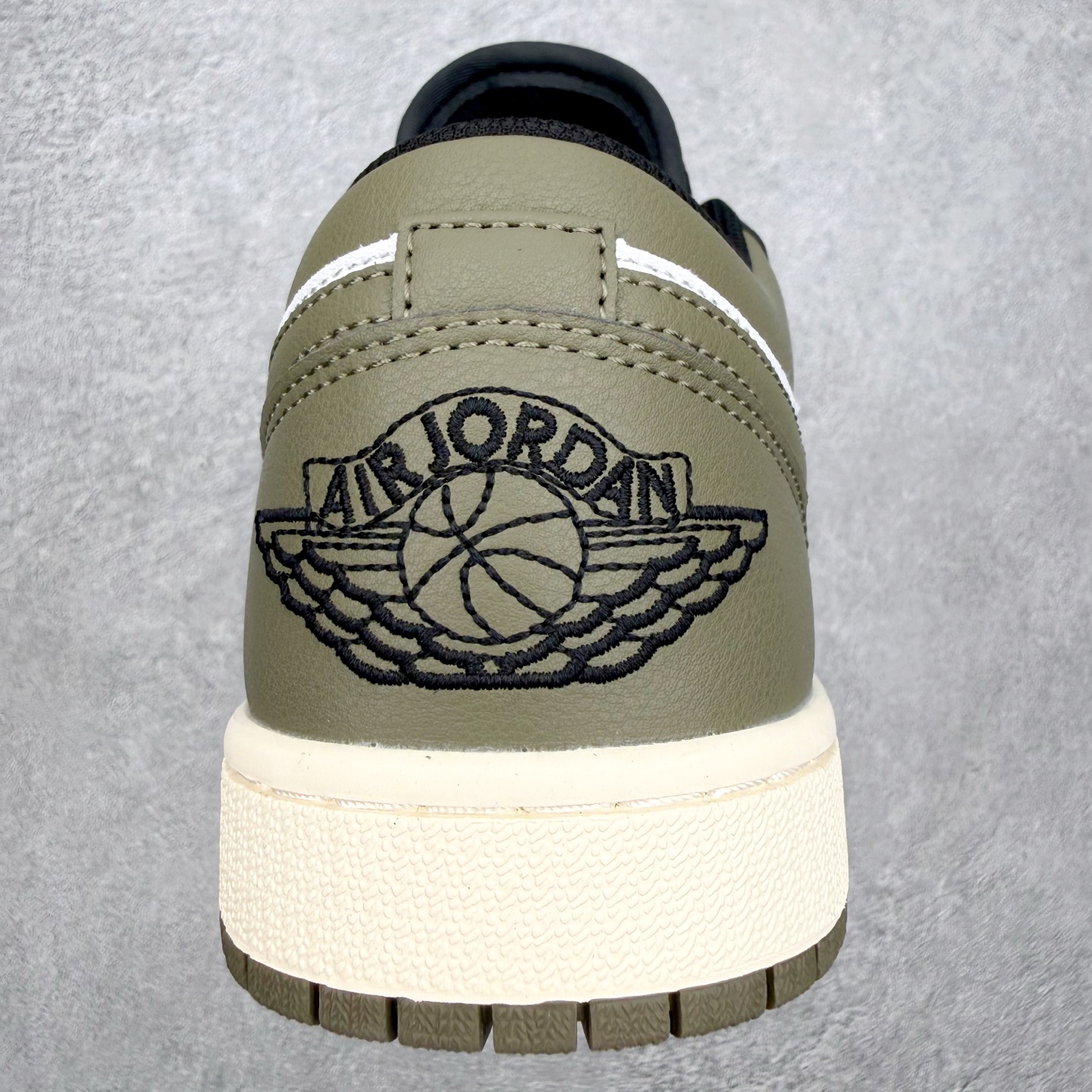 图片[8]-＃MG版 Air Jordan AJ1 Low 低帮系列 超性价比单品 平台直播间特供 百分百全新货品 零氧化发霉 给足利润空间操作 超乎所想的高性价比 原装楦头纸板开发 完美鞋型 超高清洁度 鞋型不臃肿别扭 原厂内置全掌气垫 A模大底 鞋舌AJ原厂专用牛津布 AJ专用反口珍珠布 原厂无杂质高弹内里海棉 特殊封边弹力鞋带 原鞋开模 拒绝公底 购置公司同步原材料 都有细节原汁原味 忠于原版 尺码：36 36.5 37.5 38 38.5 39 40 40.5 41 42 42.5 43 44 44.5 45 46-选品中心